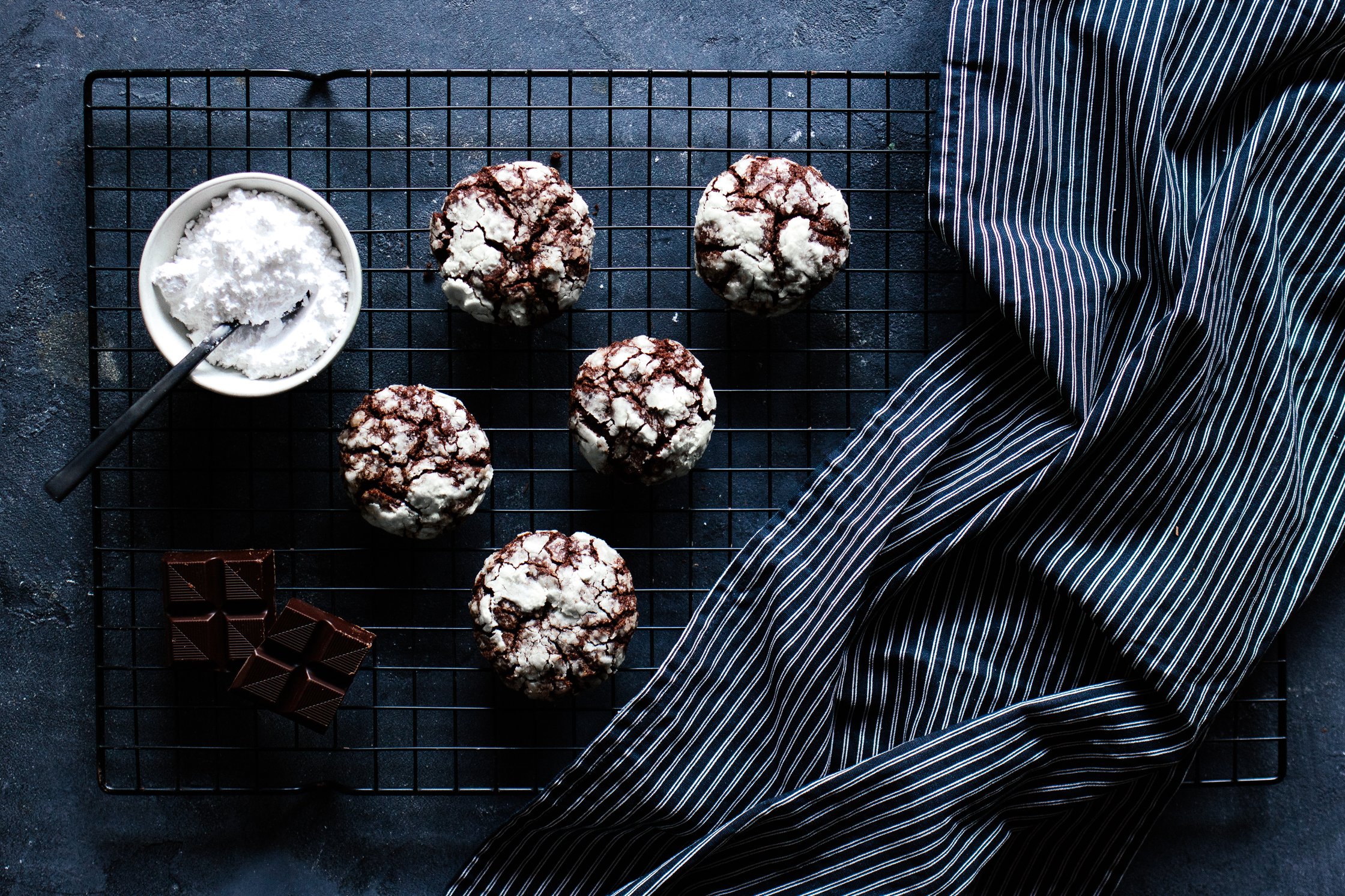 vegan chcolate crincle cookies with chocolate and poowdered sugar