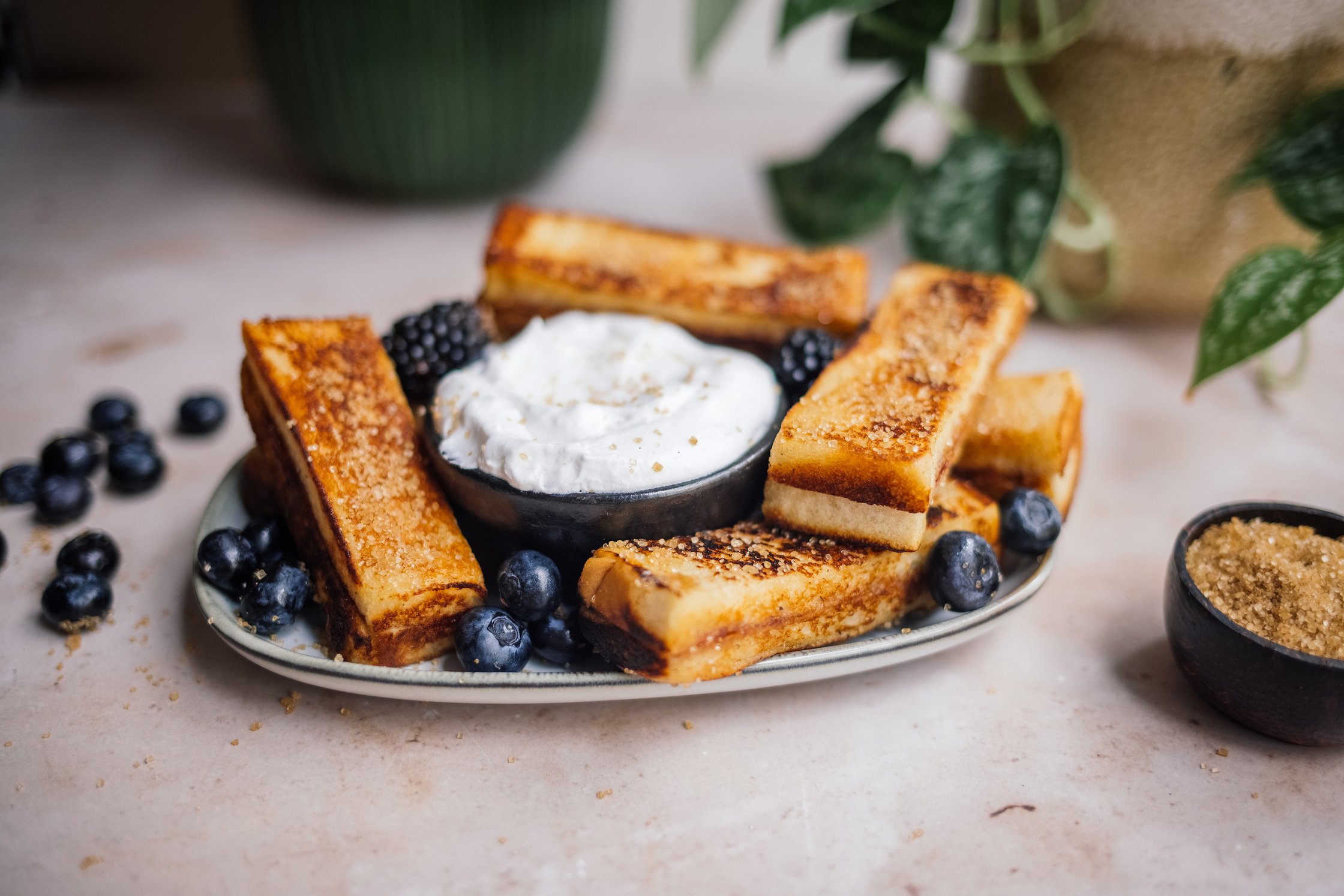 Vegane French Toast Sticks mit Erdnussbutter und Marmelade auf einem teller