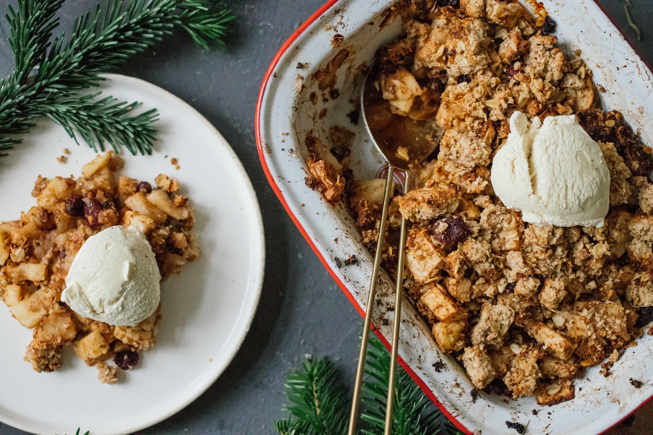 veganer bratapfelcrumble mit vanilleeis