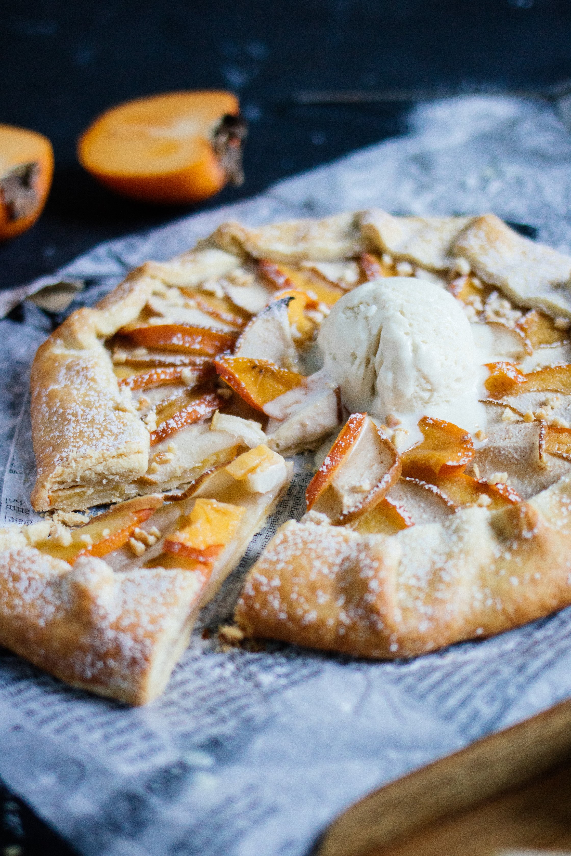 Vegane Galette mit Vanilleeis, ein Stück ist abgeschnitten