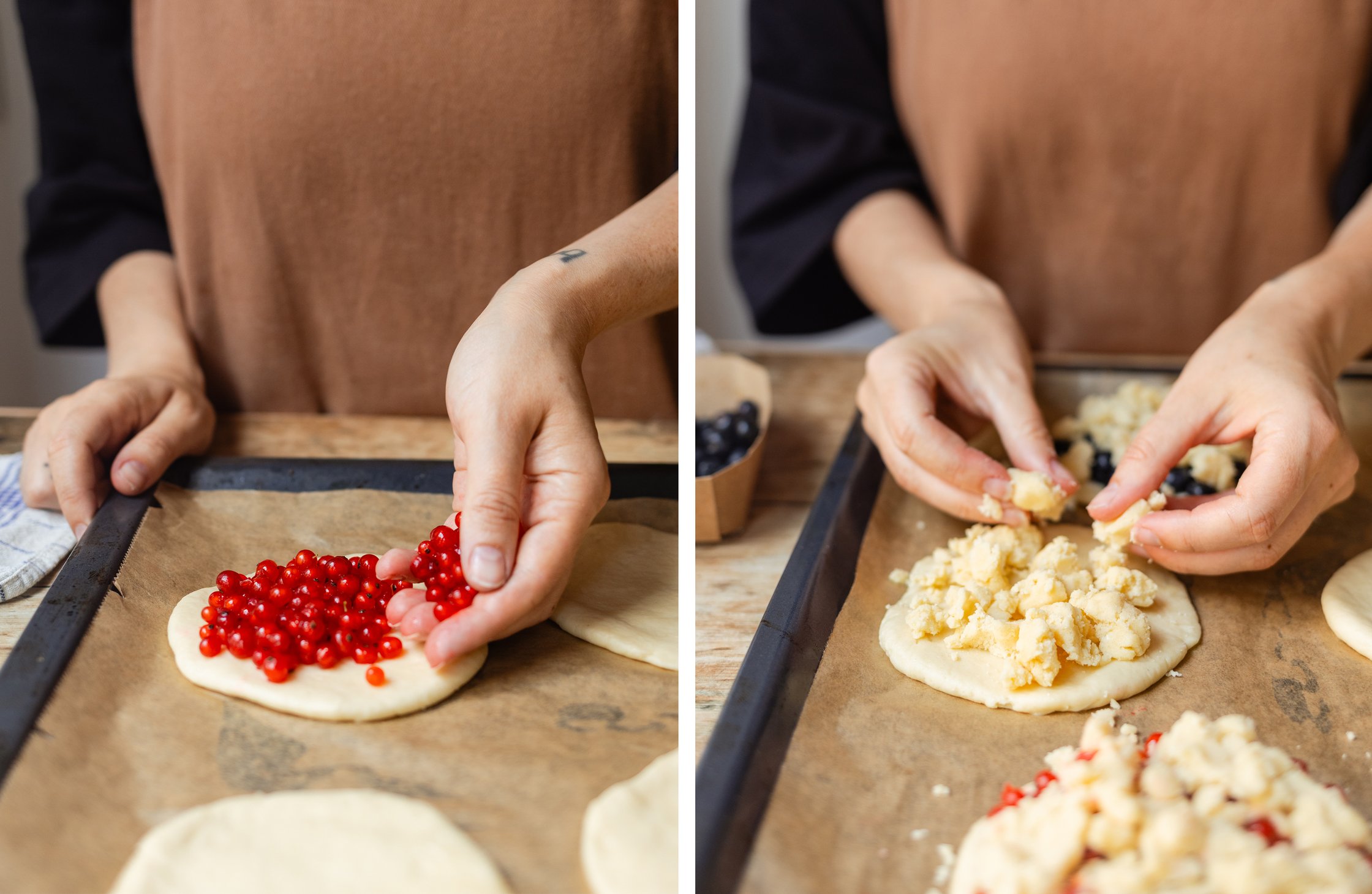 Beeren und Streusel auf die Teigfladen geben