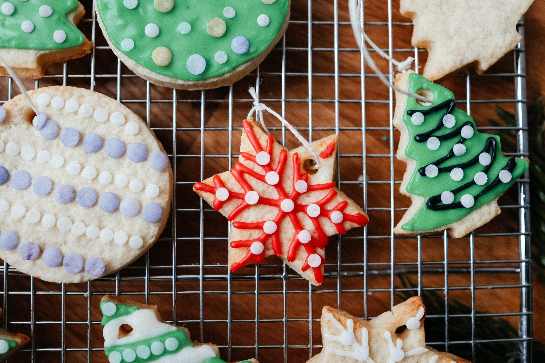 vegane dekorierte Kekse für den Weihnachtsbaum