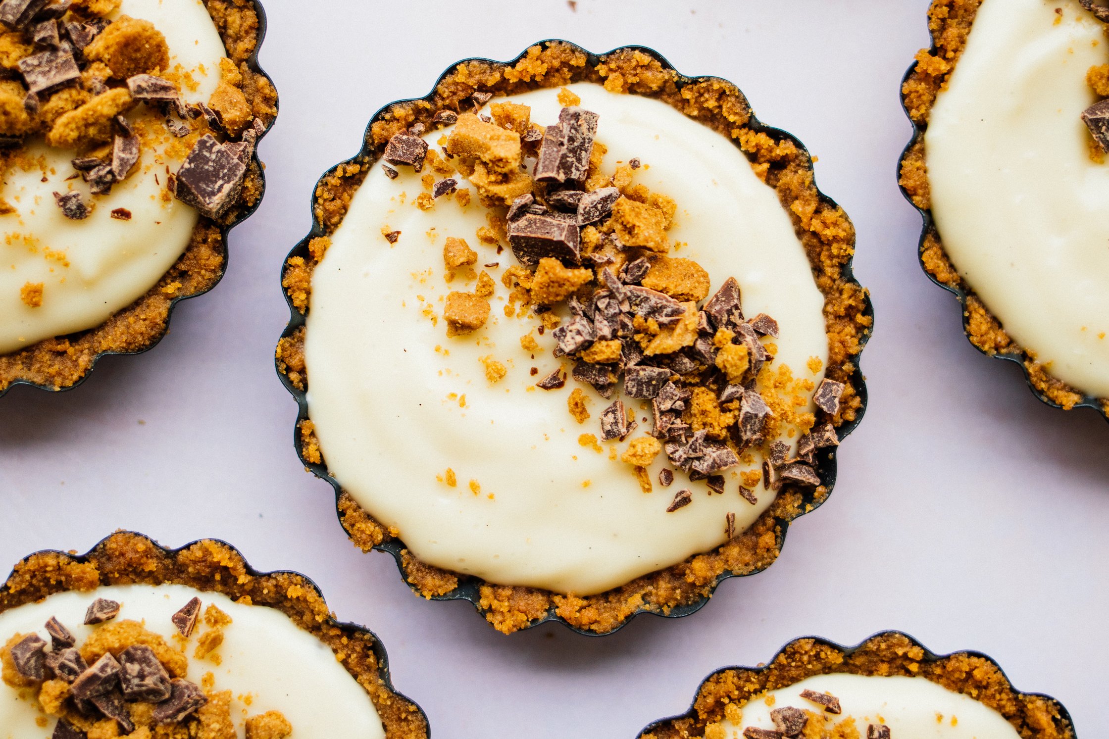 vegane Tarts mit Spekulatiusboden und Vanillecreme