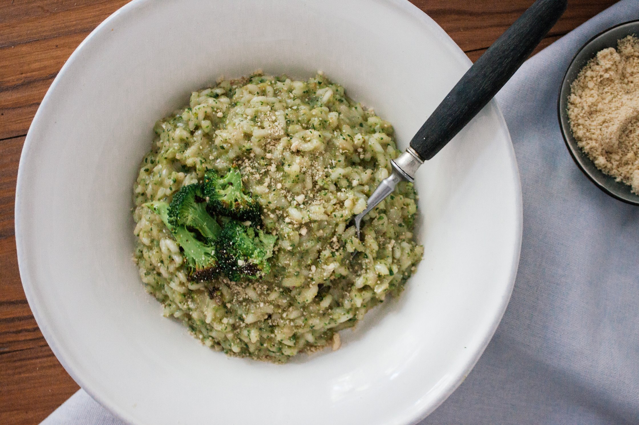 grünes brokkoli risotto auf dem teller