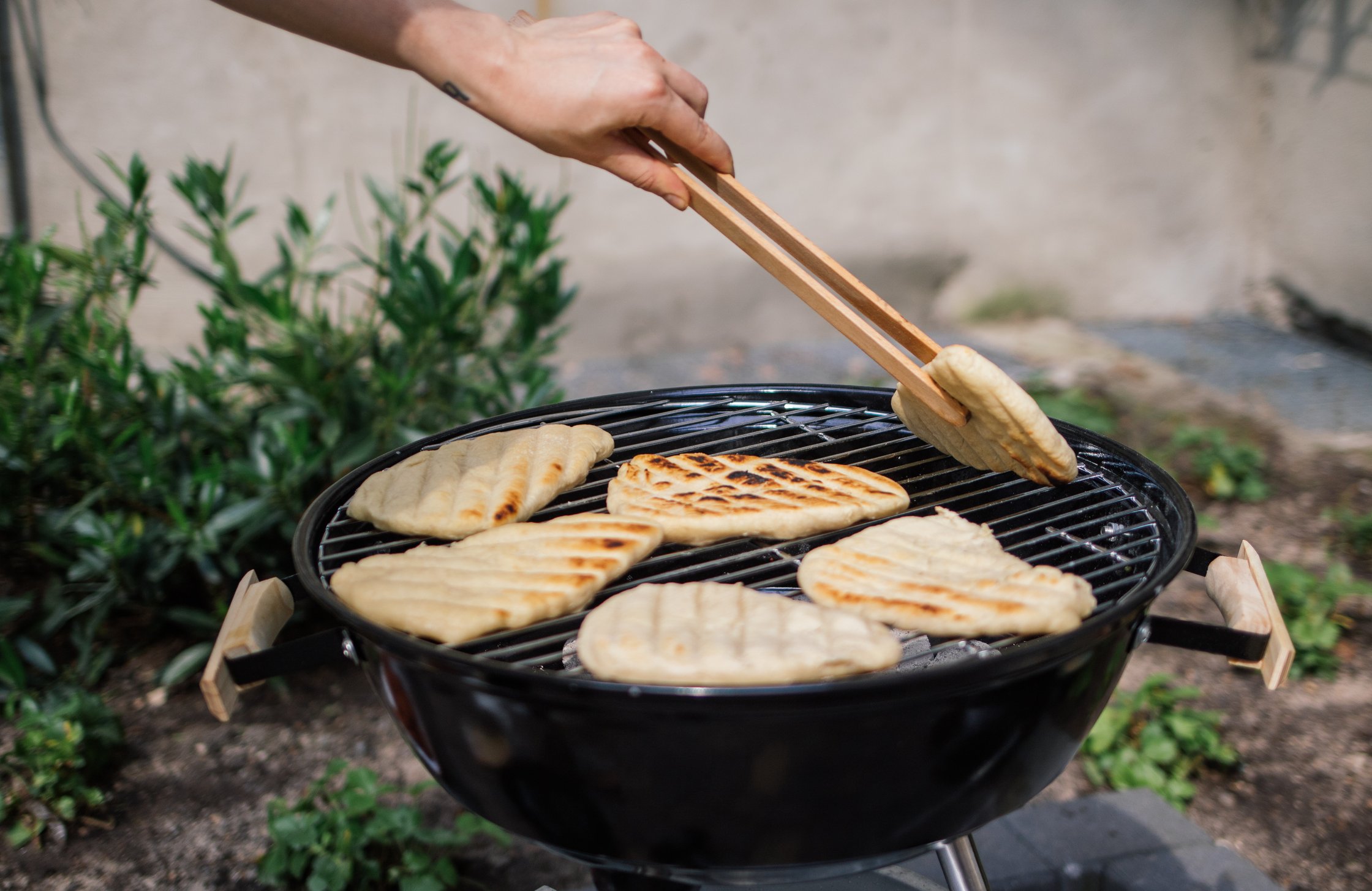 grillbrot wird auf dem grill gewendet