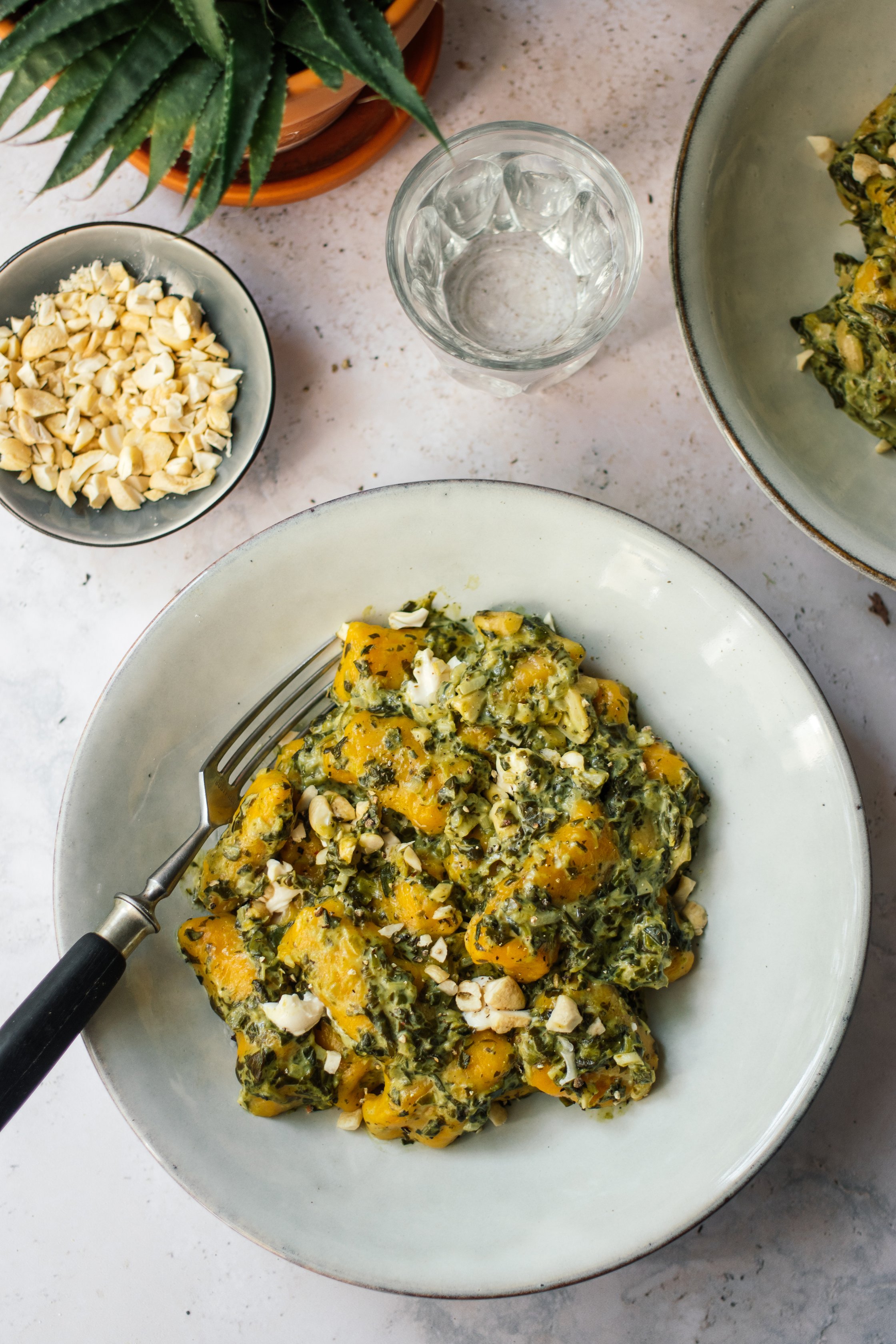 Vegane Kürbisgnocchi mit cremiger Spinat-Frischkäse-Soße