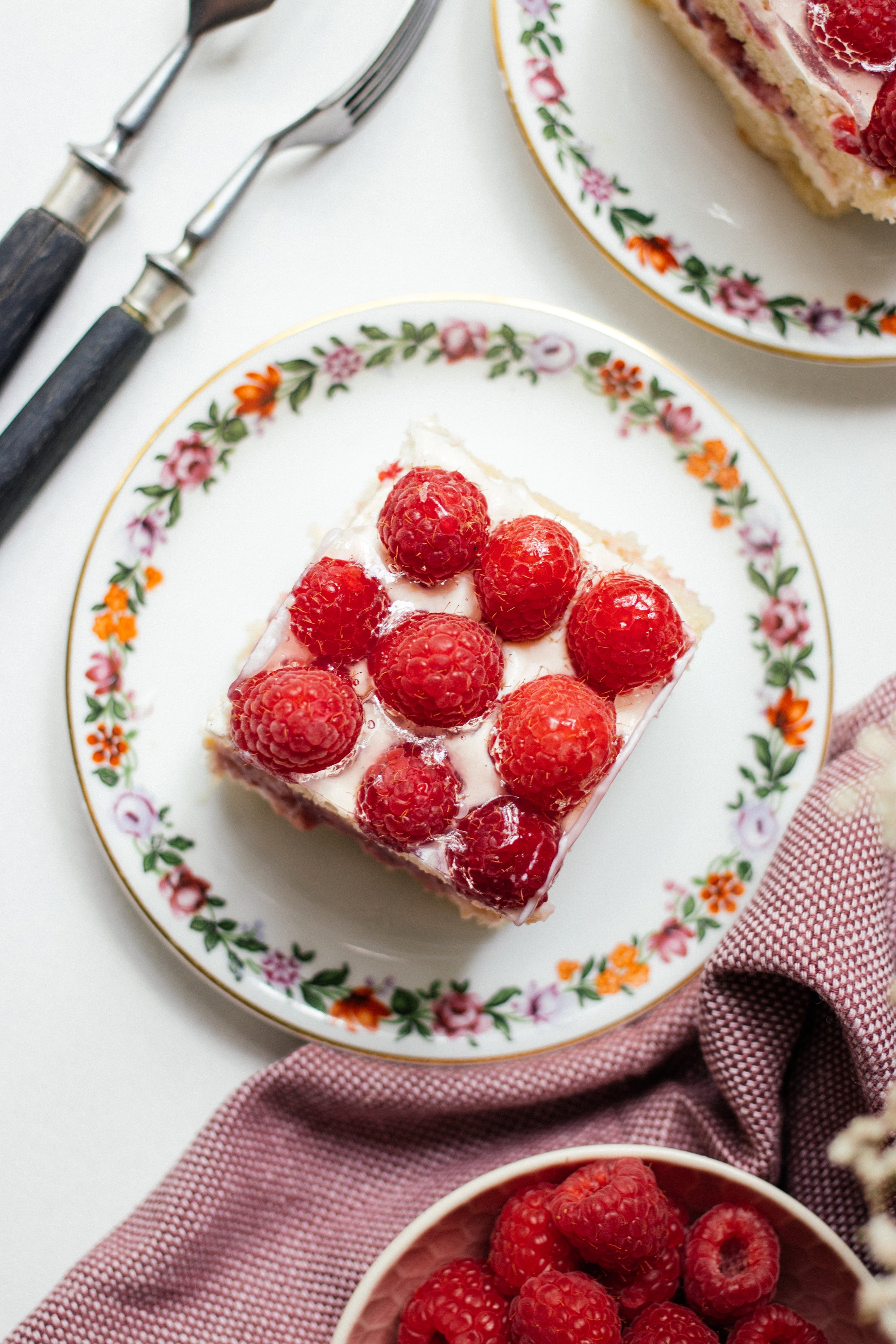 ein stück vegane himbeerschnitte