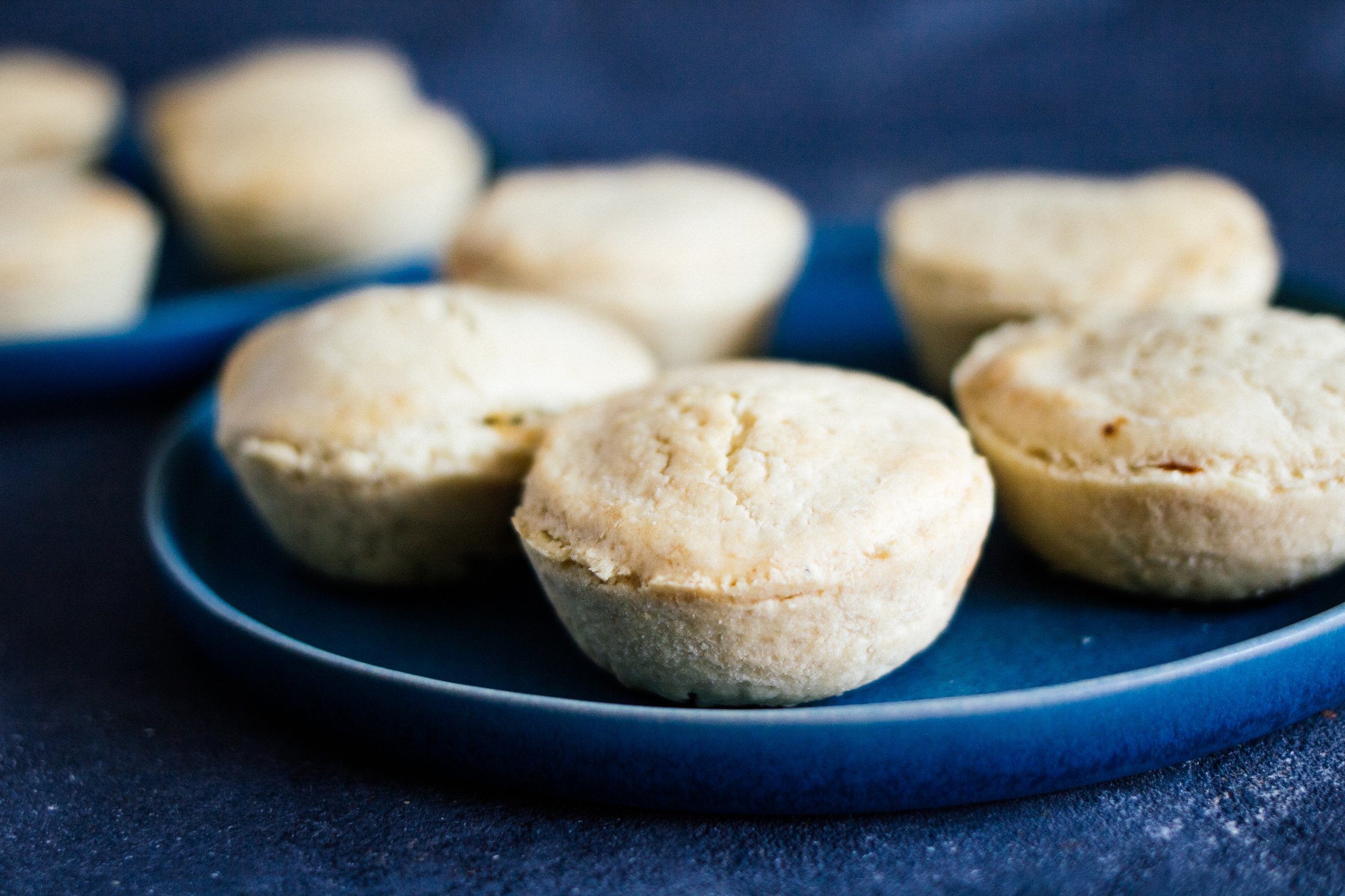 vegane Pies auf einem blauen Teller