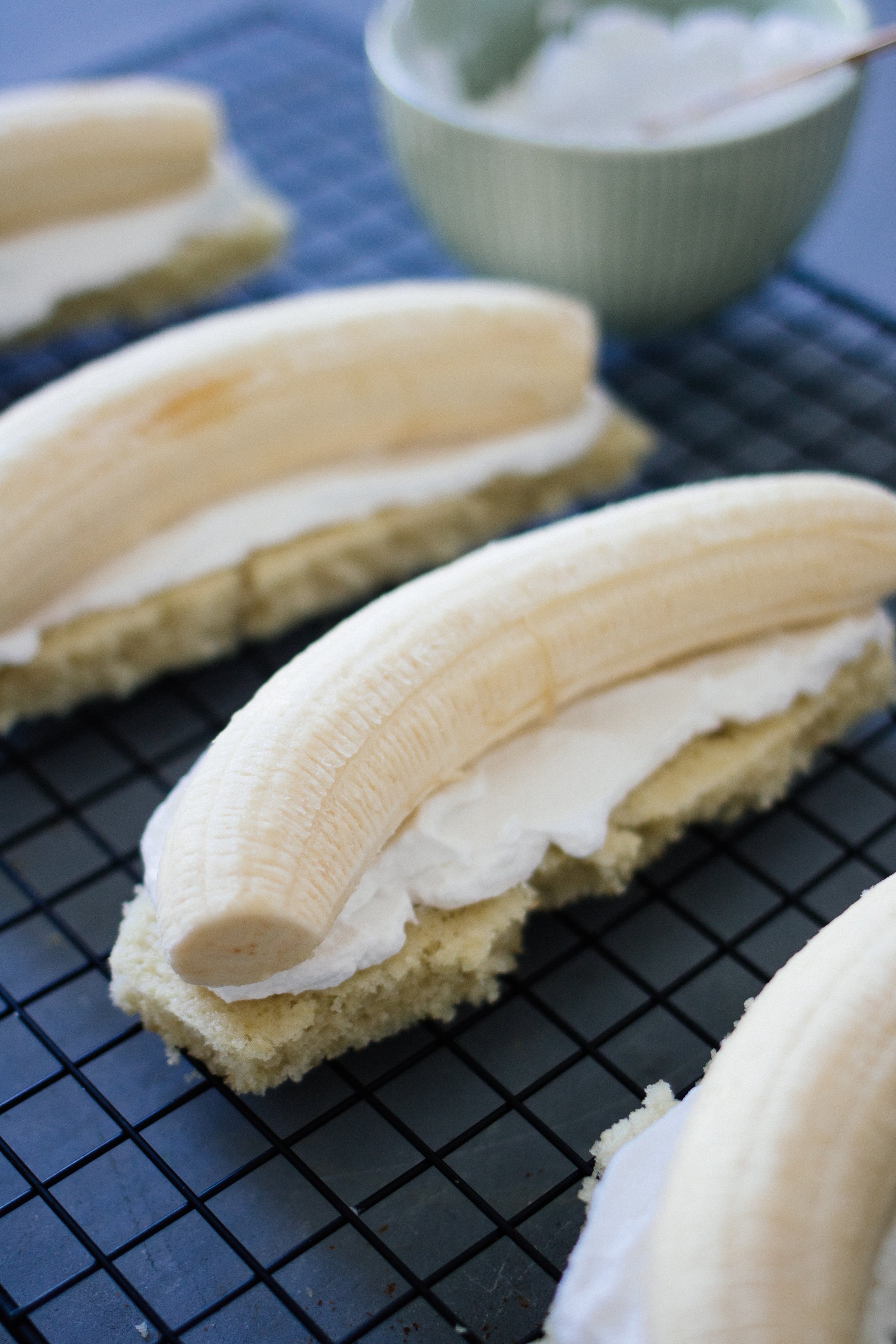 Banane auf Sahne und Biskuitteig