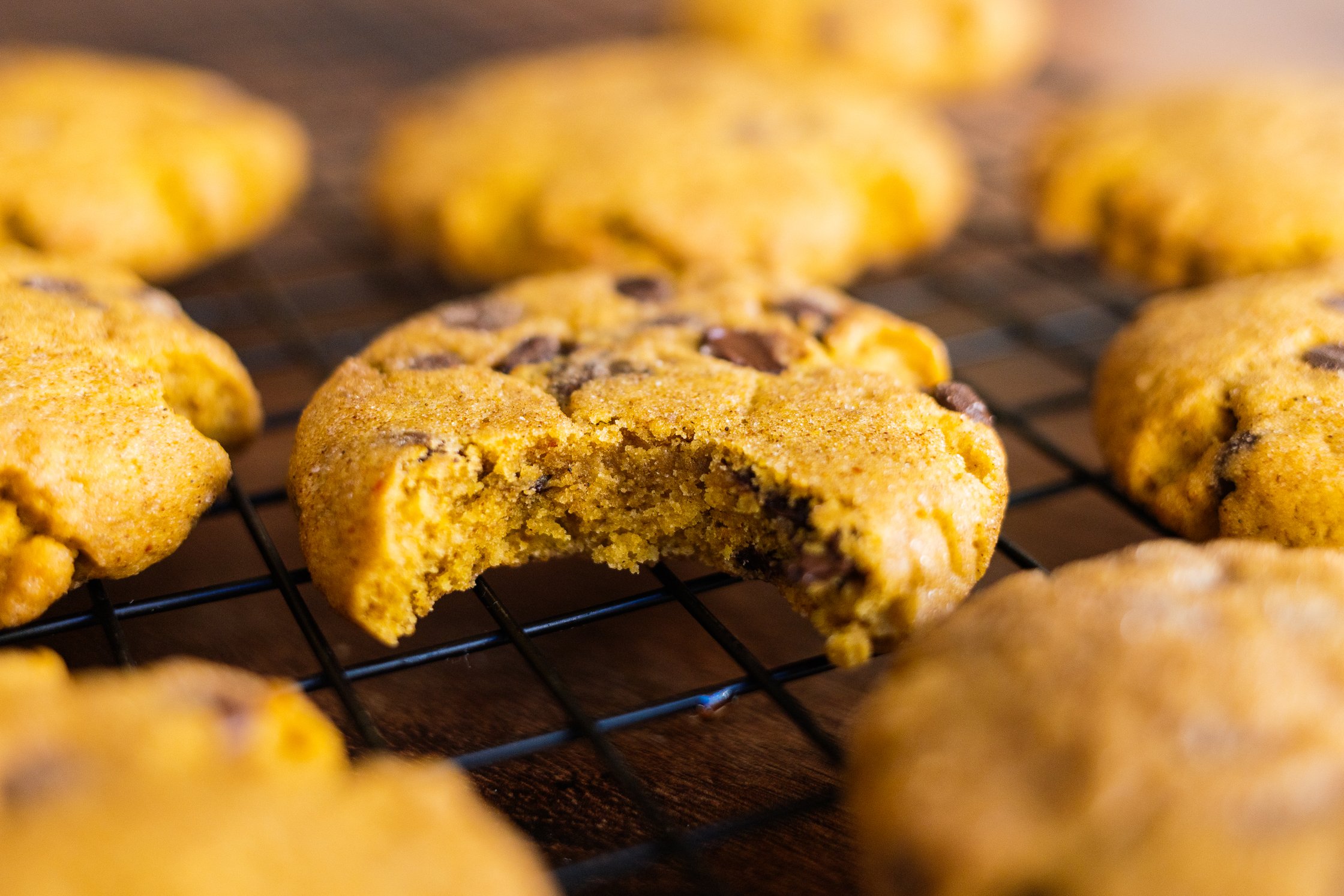 Snickerdoodles mit Kürbis liegen auf einem Gitter