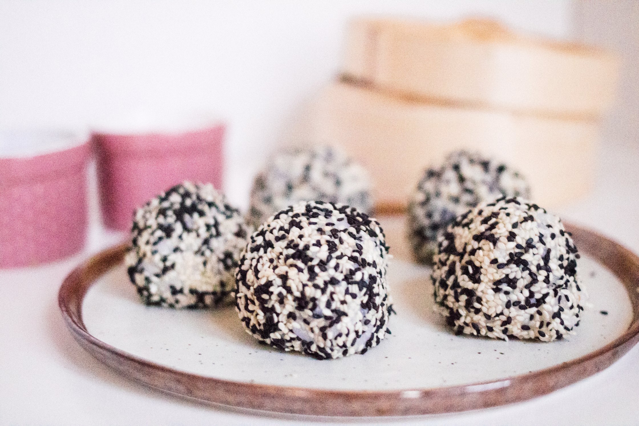 Vegane Onigiri Balls auf einem Teller