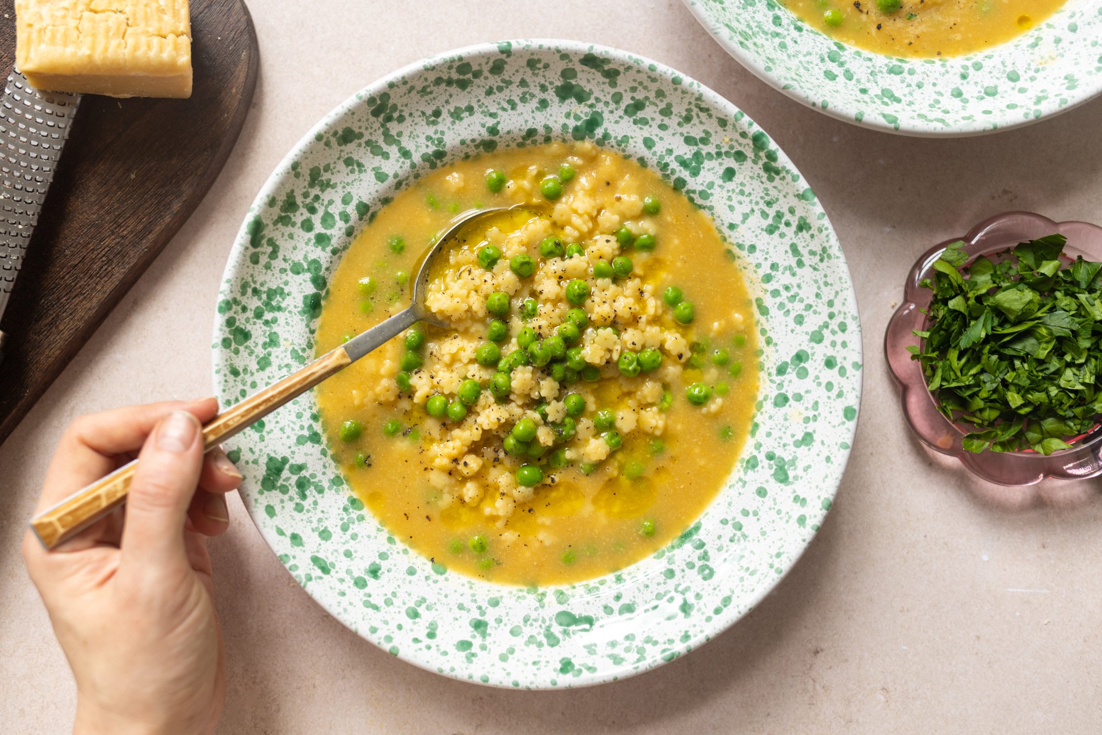 Vegane Nudelsuppe à la italienische Pastina in einem teller