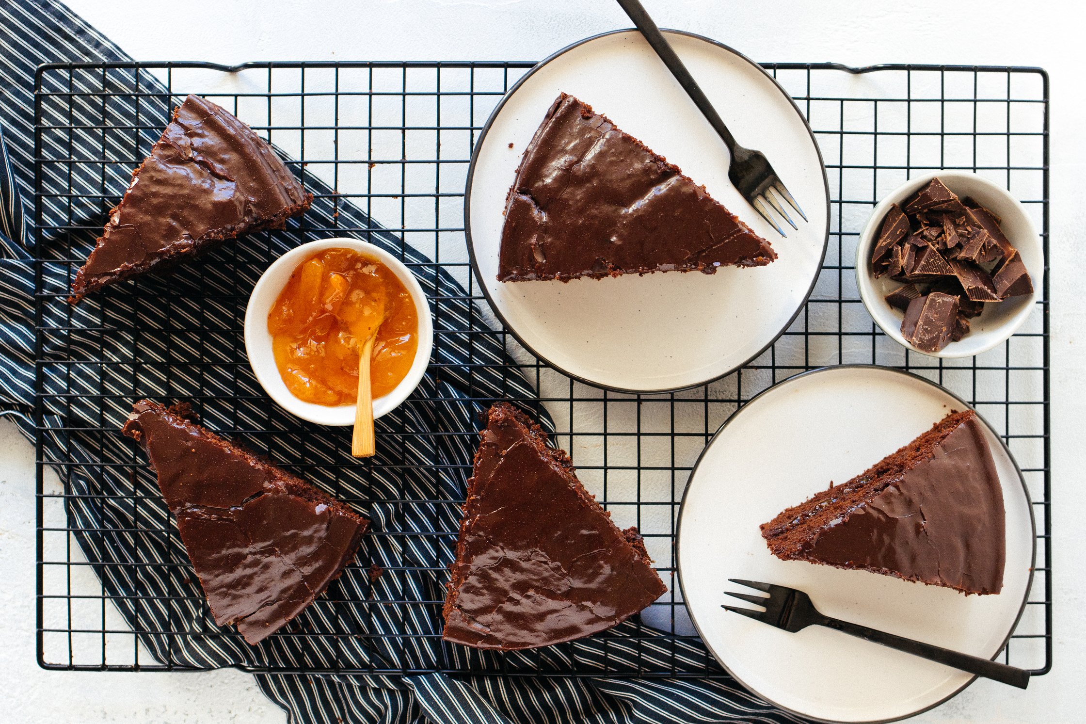 vegane Sachertorte auf einem Kuchengitter