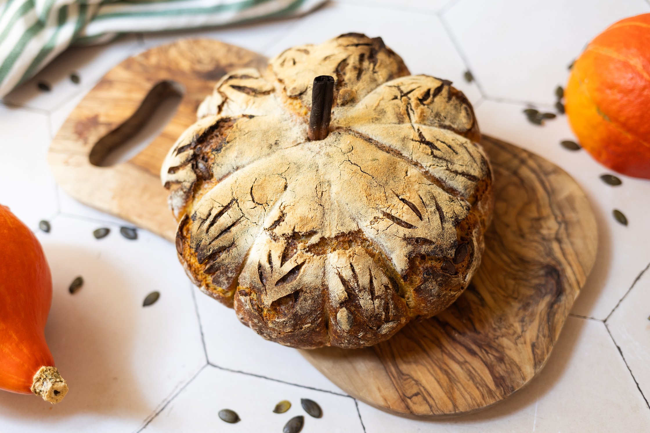 Hier wird das gebackene Kürbisbrot auf einem Brett serviert.