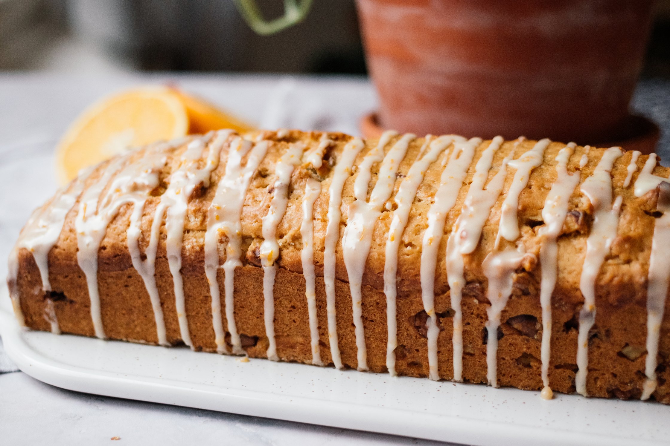 Veganer Orangen-Olivenöl-Kuchen mit Walnüssen von der seite