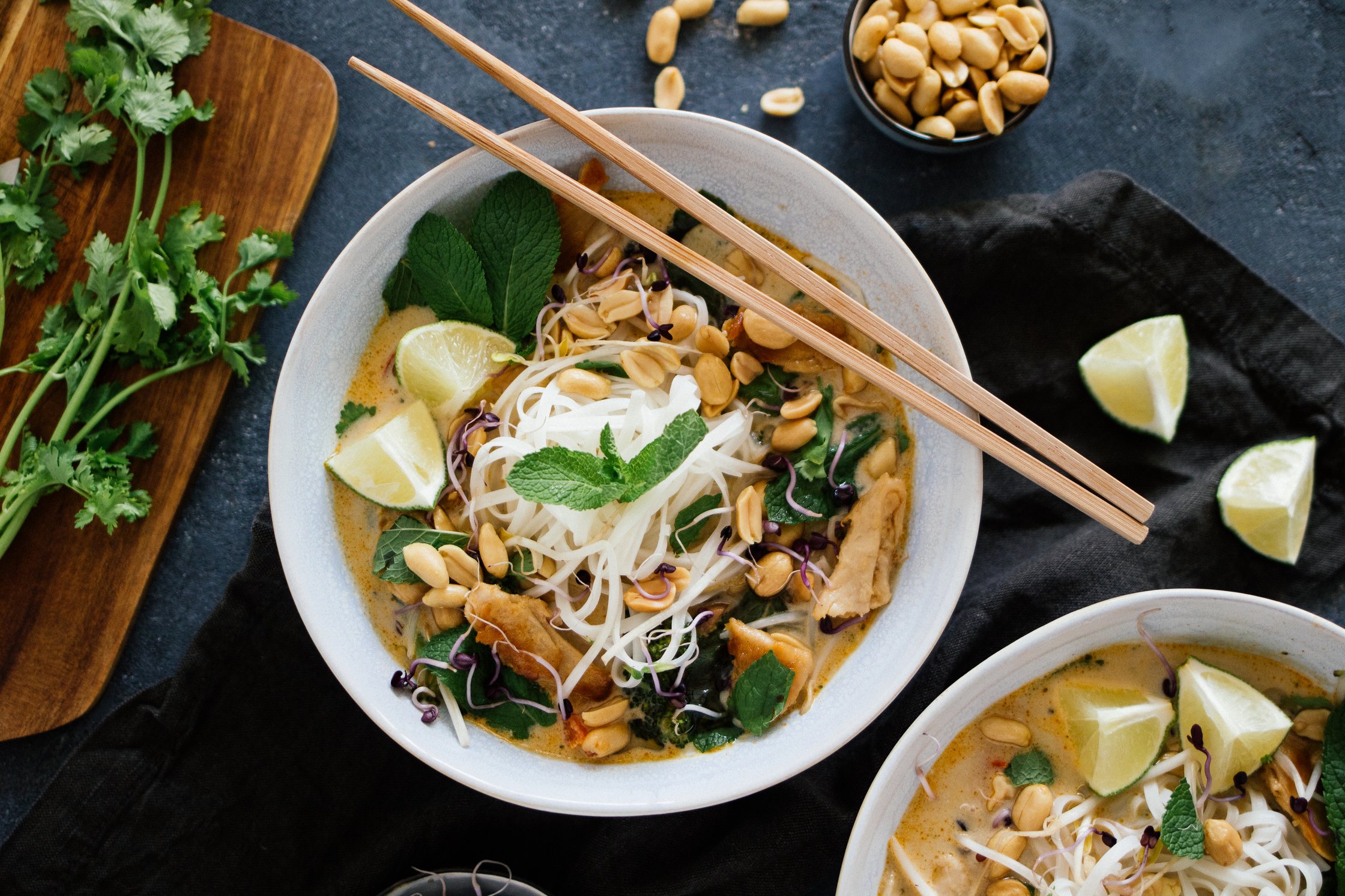 Vegane Thai Suppe in einer Schüssel mit Ess-Stäbchen