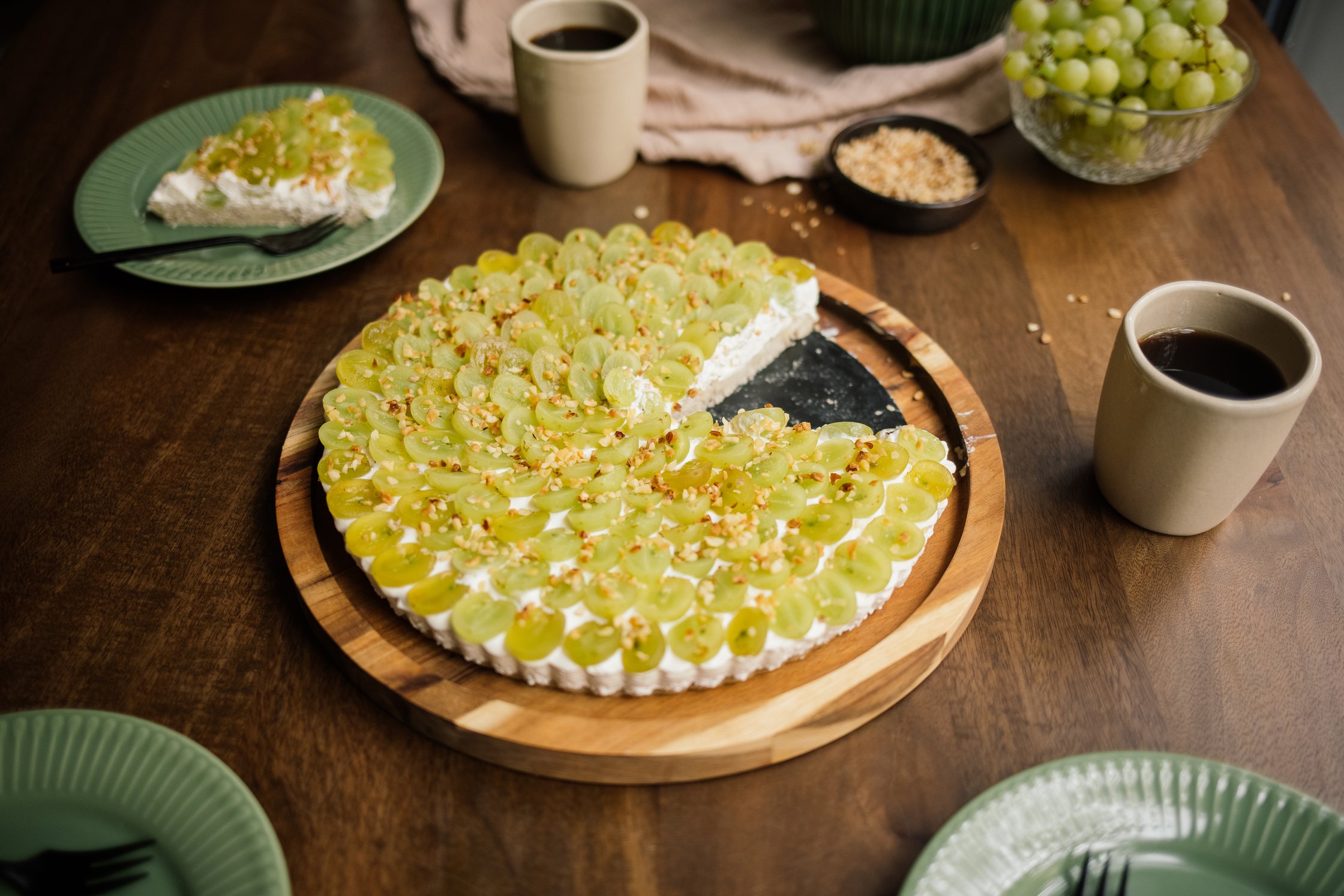 angeschnittene vegane trauben joghurt torte