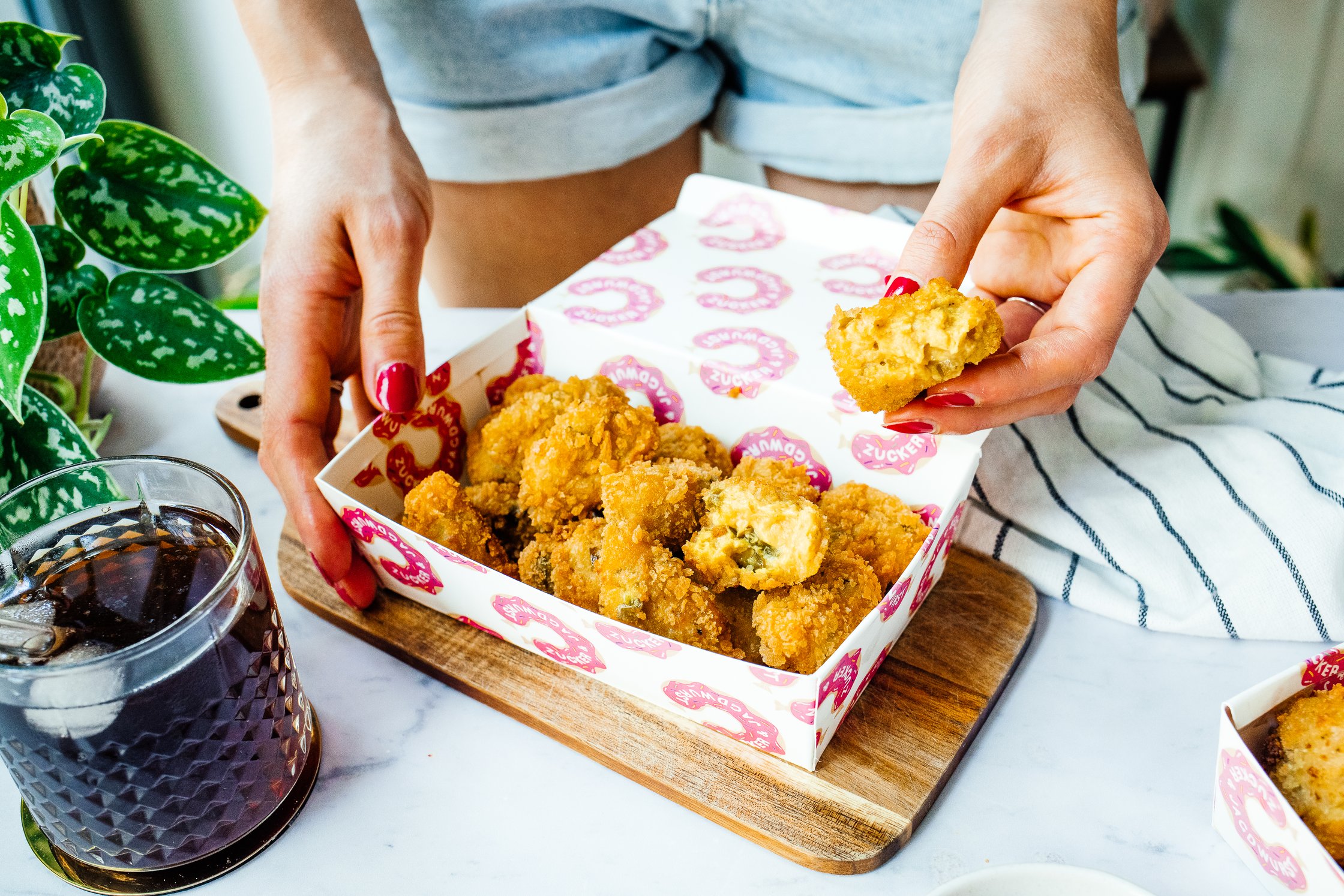 vegane Chili Cheese Nuggets in einer kleinen Box