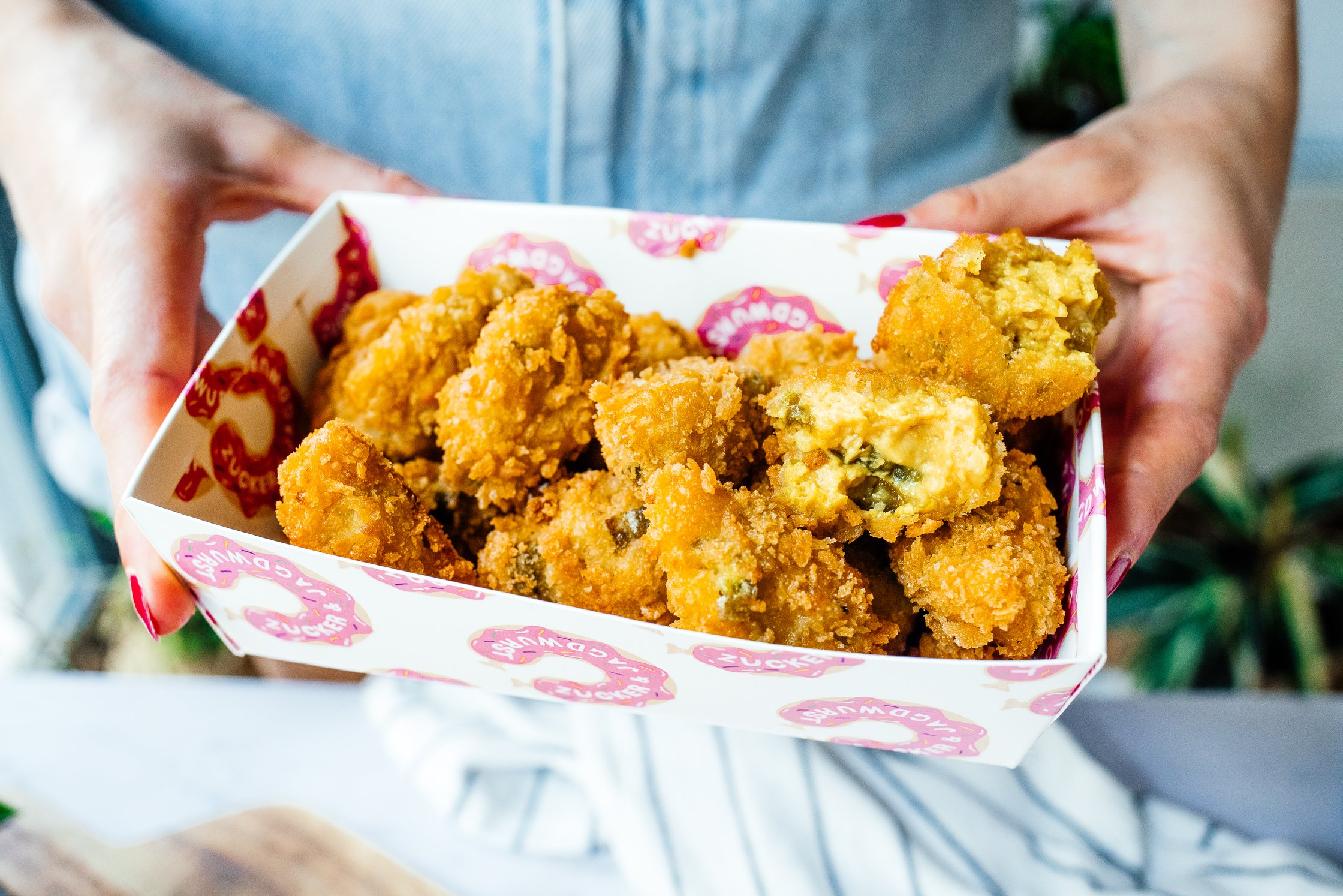 vegane Chili Cheese Nuggets in einer Schale