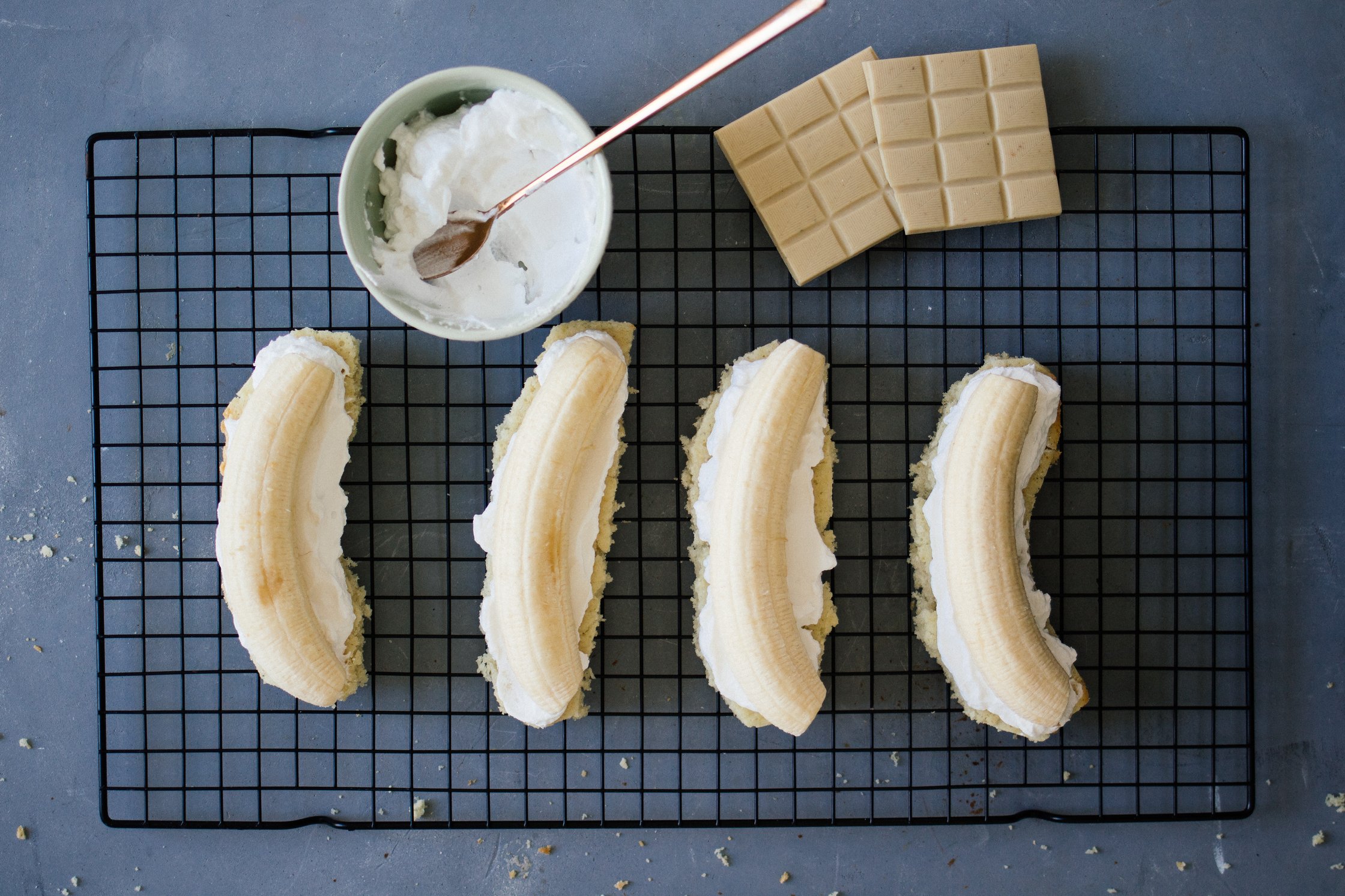 Banane auf Sahne und Biskuitteig