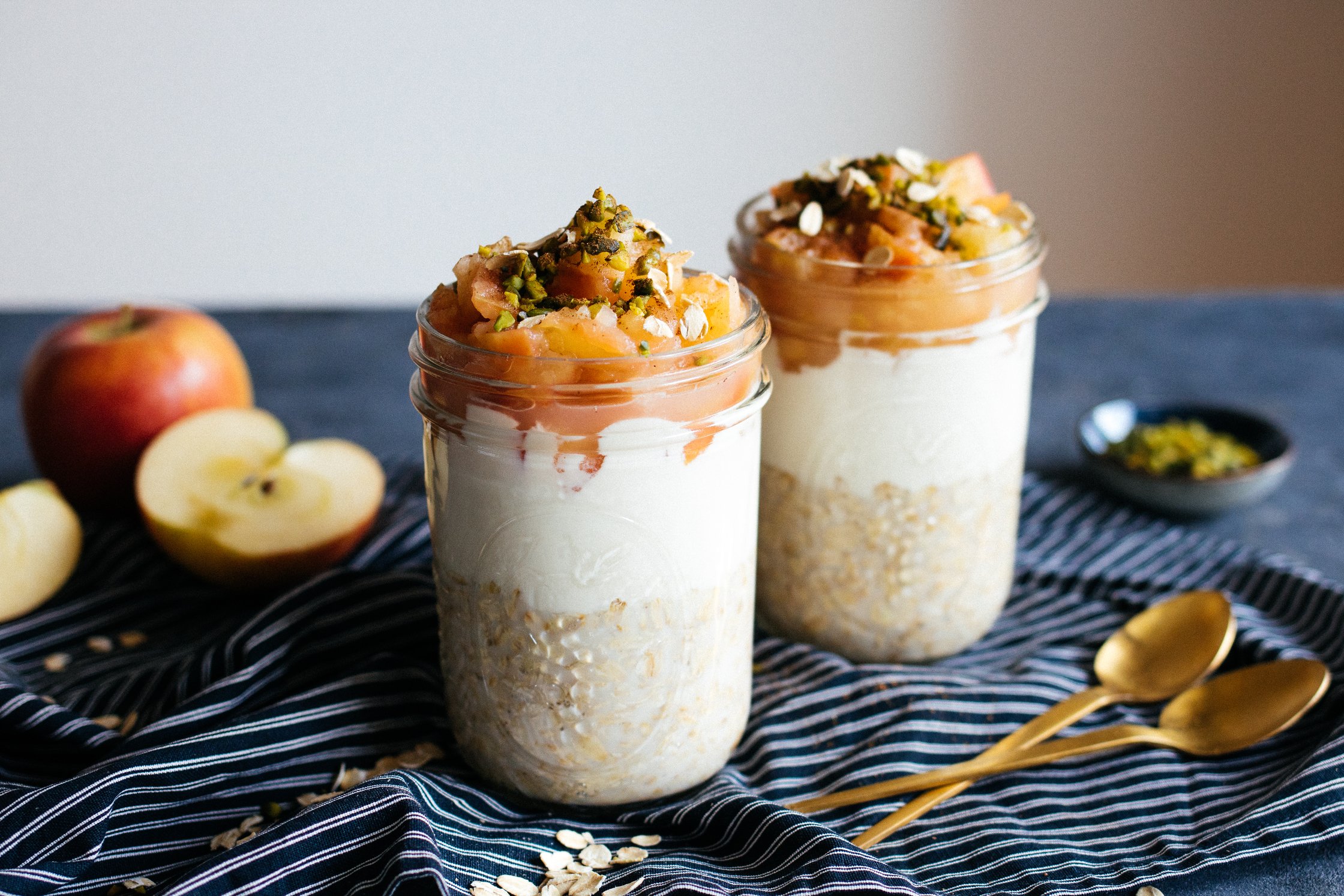 vegan overnight oats with apple sauce