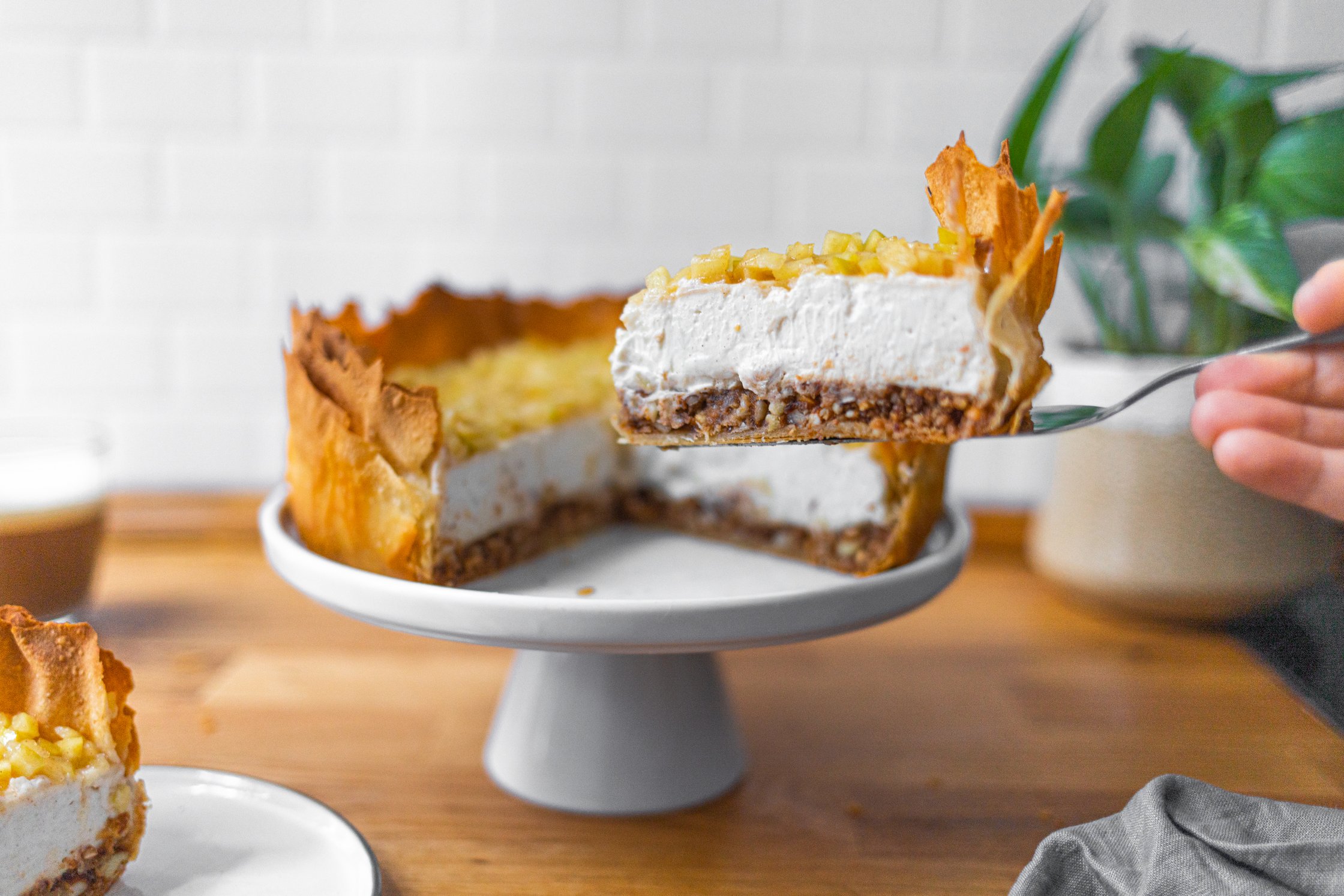 Veganer Cheesecake mit Apfel und Zimt, Stücke auf Tortenheber