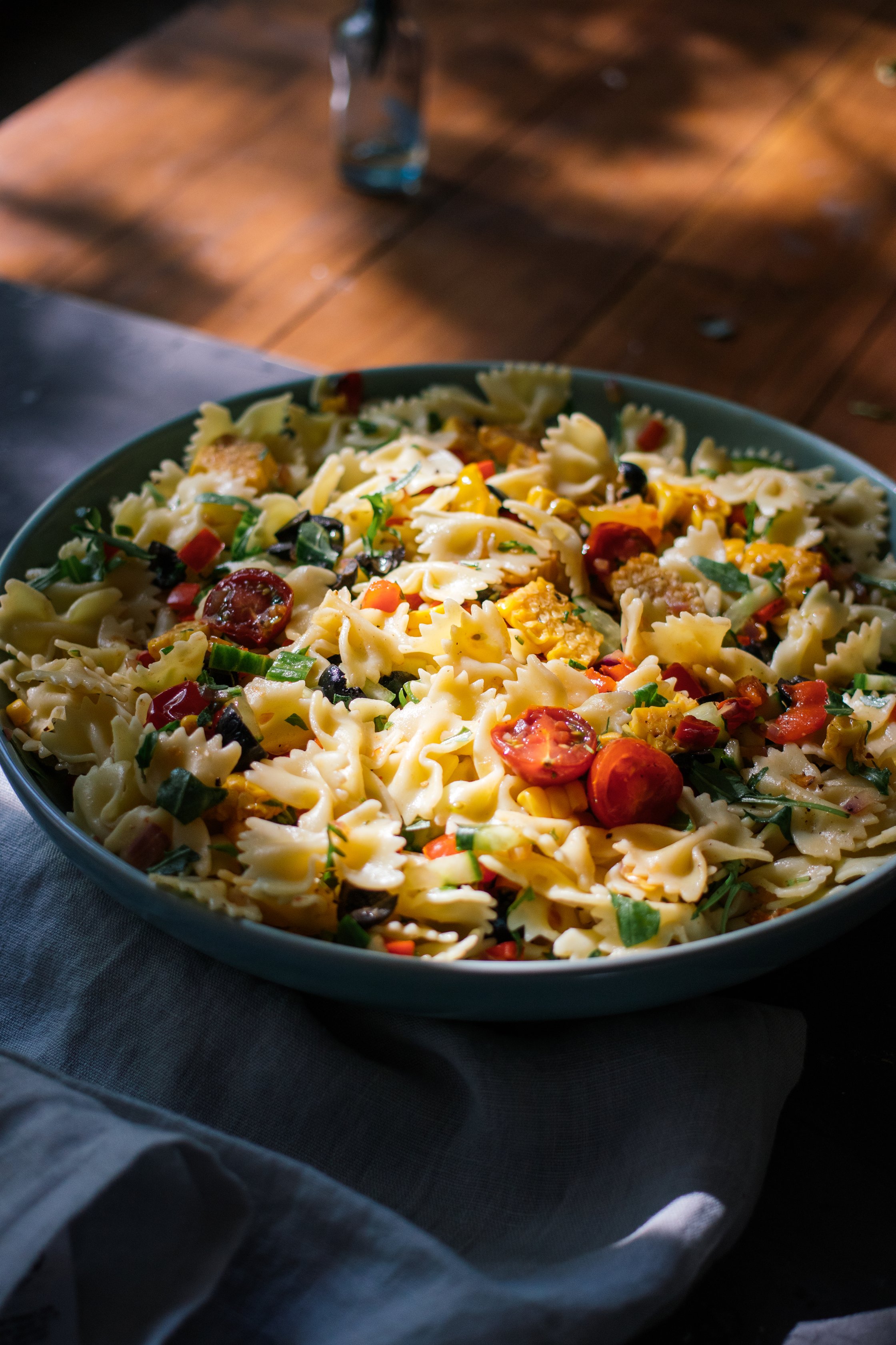 veganer nudelsalat im sonnenlicht