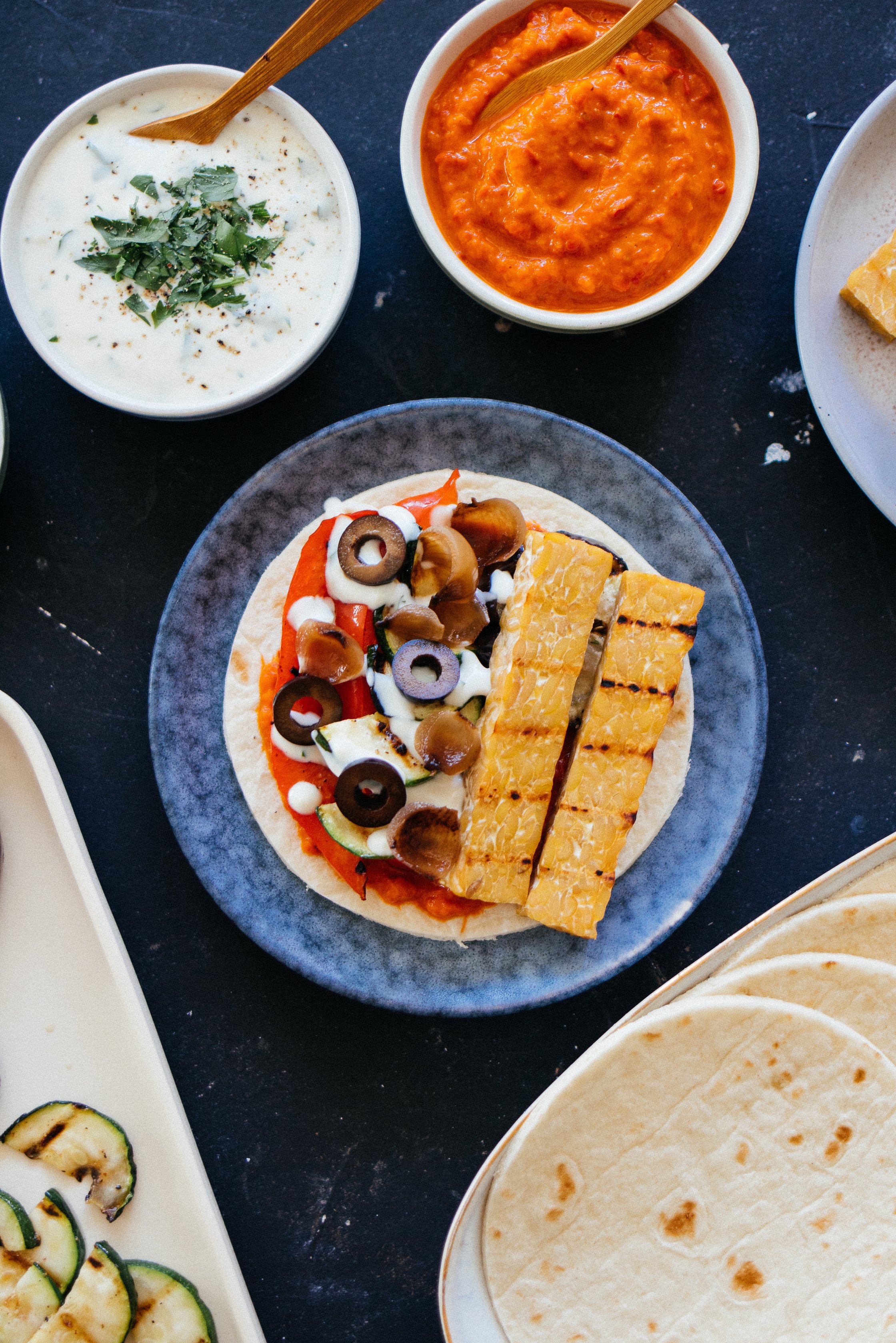 Grill-Taco wird belegt mit Ajvar, Tempeh und Grillgemüse