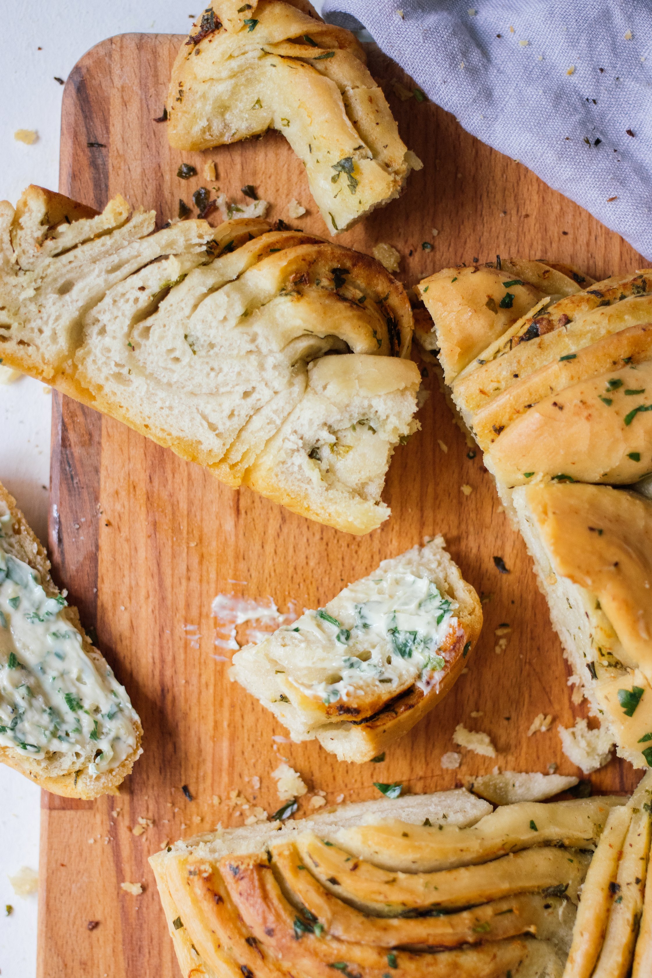 aufgeschnittenes veganes knoblauchbrot