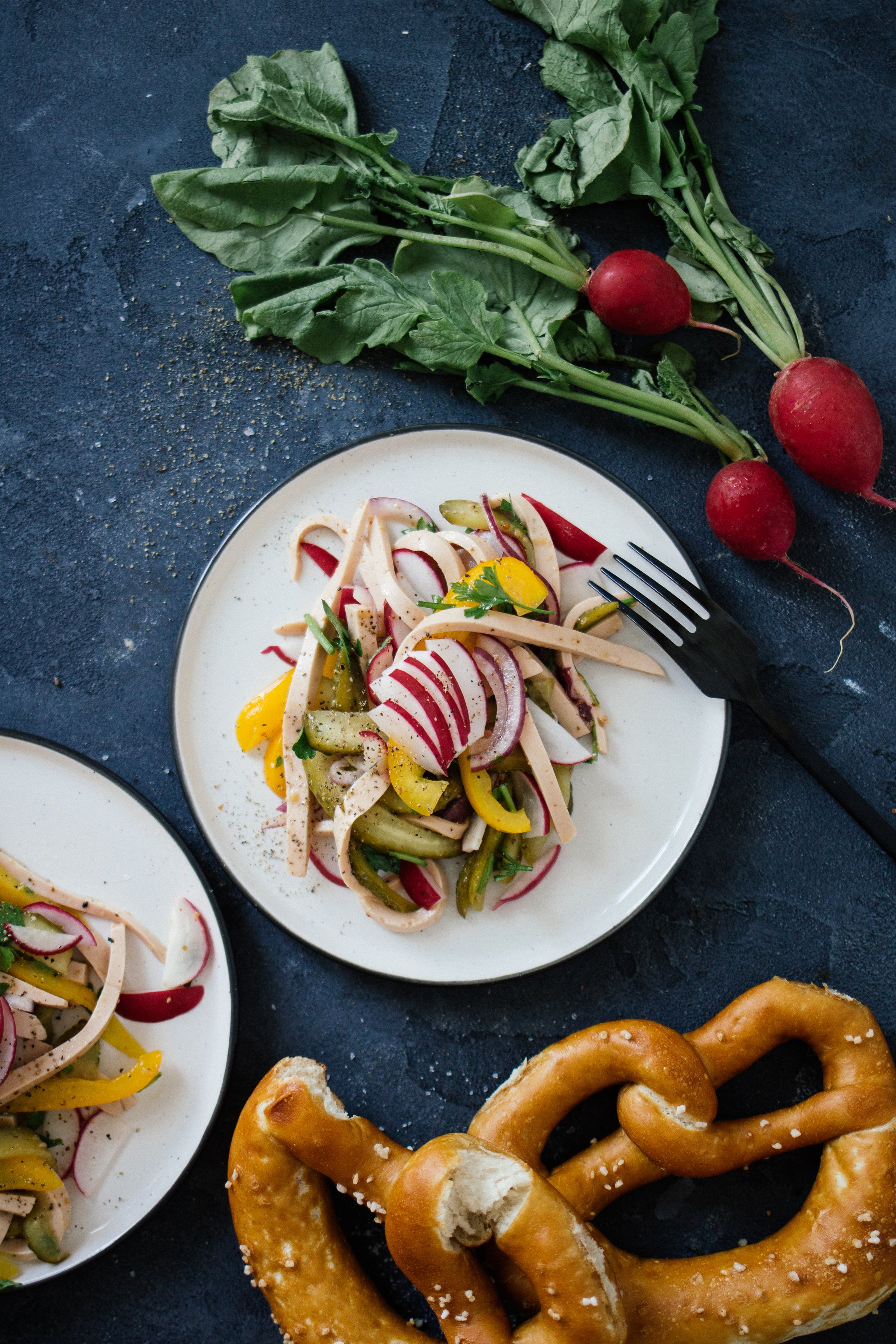 Wurstsalad neben Brezel