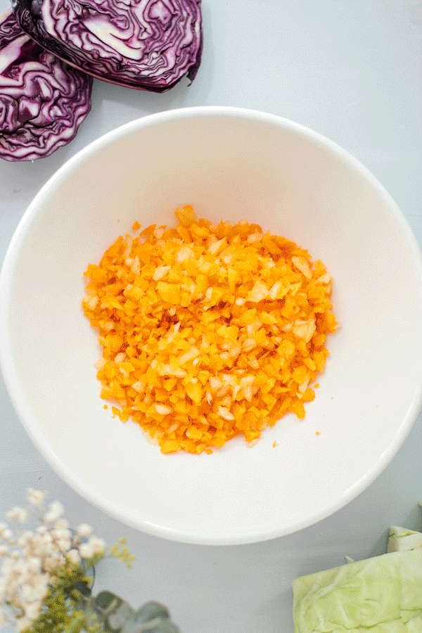 veganer coleslaw wird zusammengemixt
