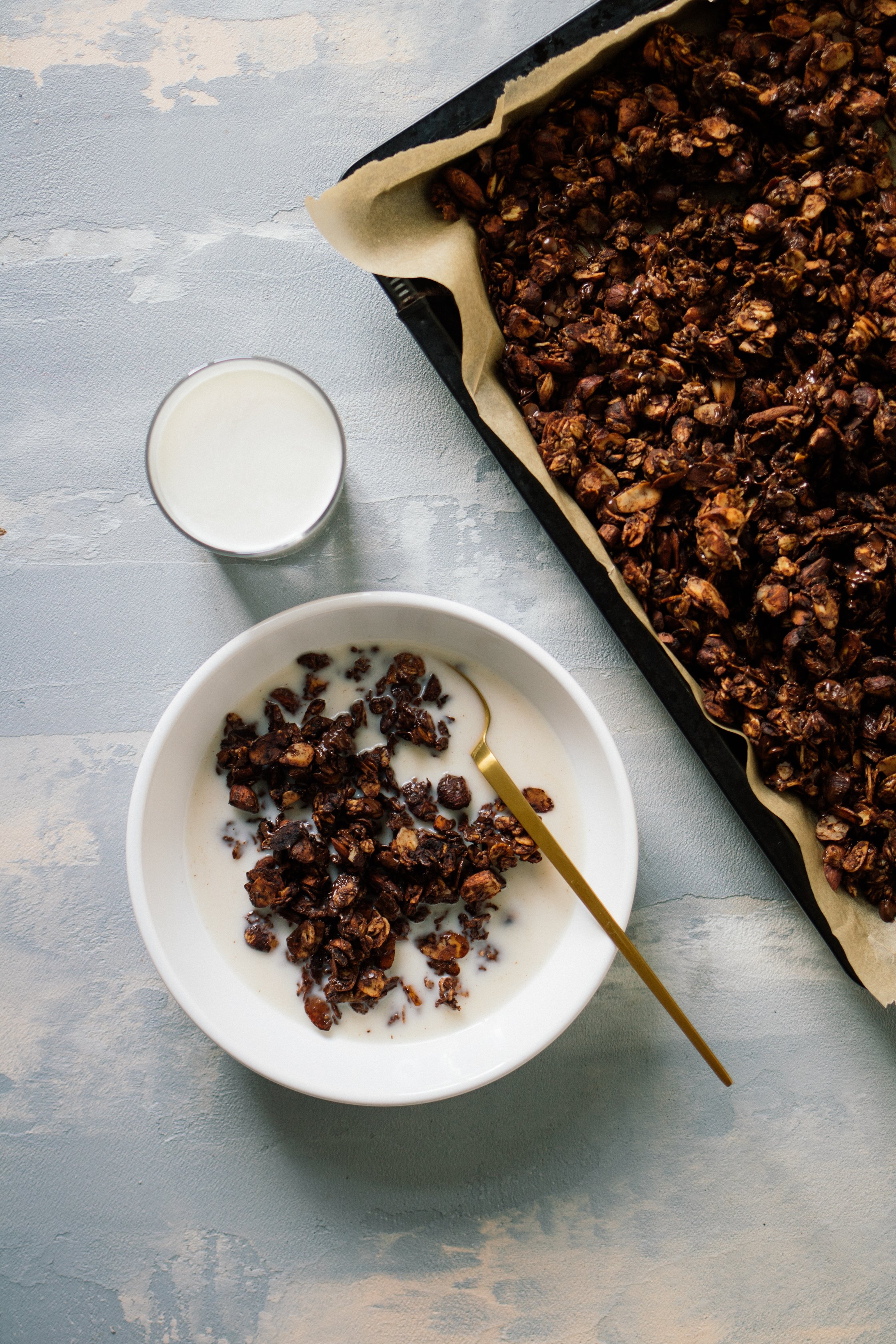 Granola in einer Schüssel mit Milch