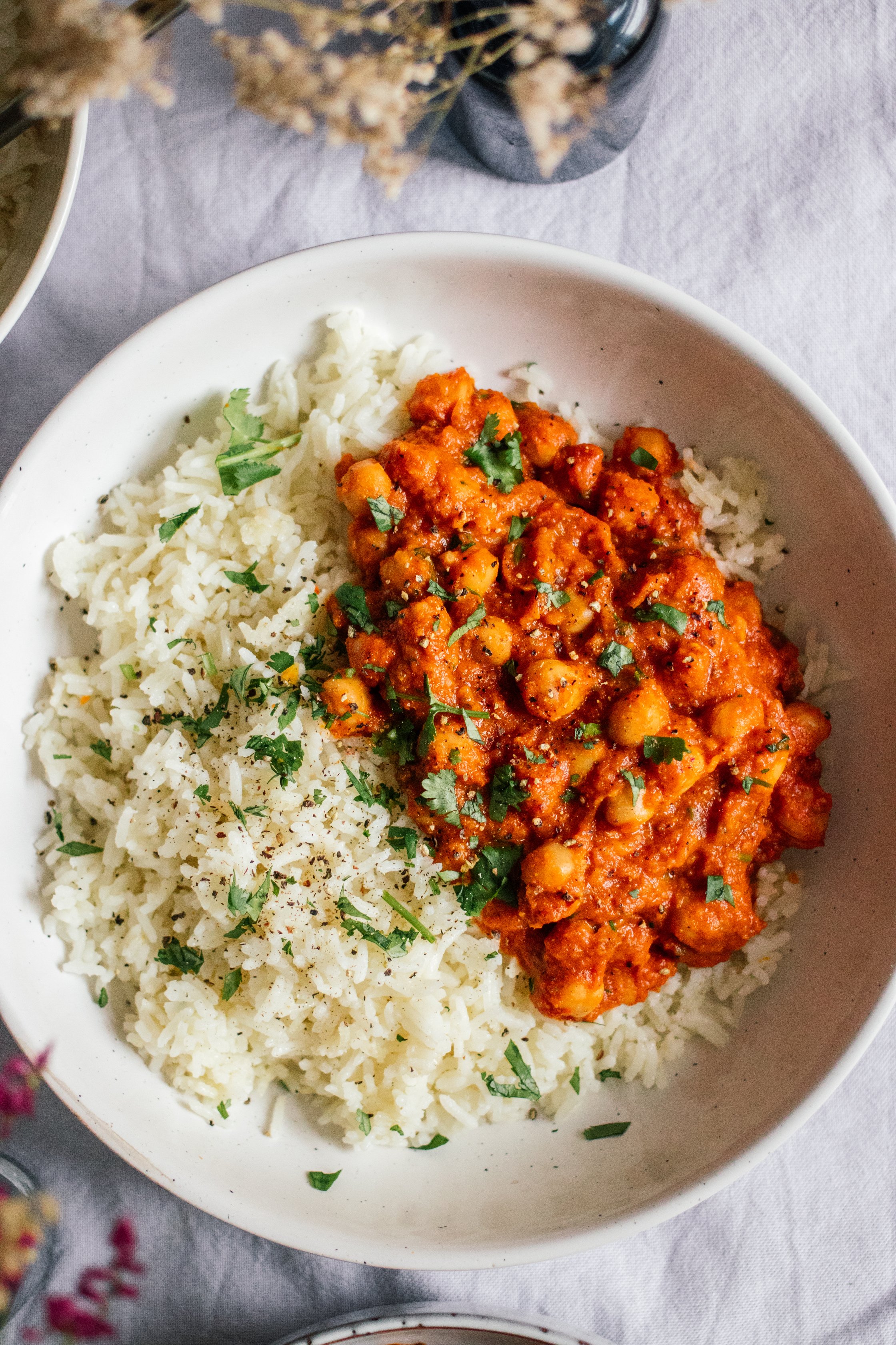 Veganes Chana Masala in einem tiefen teller