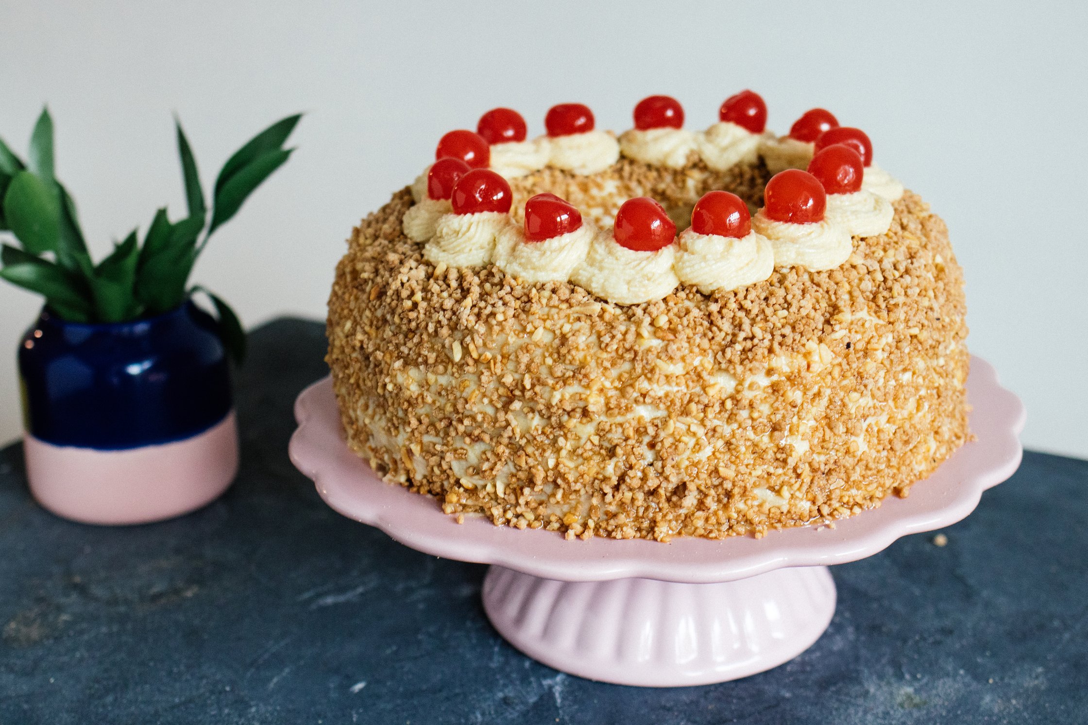 veganer Frankfurter Kranz auf Tortenplatte