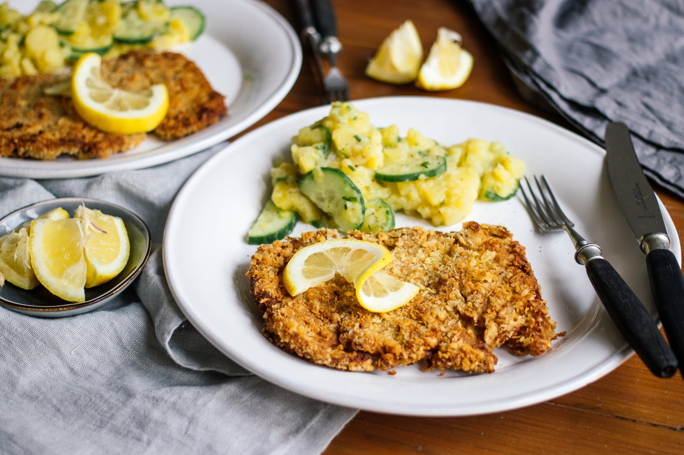 veganes schnitzel mit kartoffelsalat liegt auf dem teller