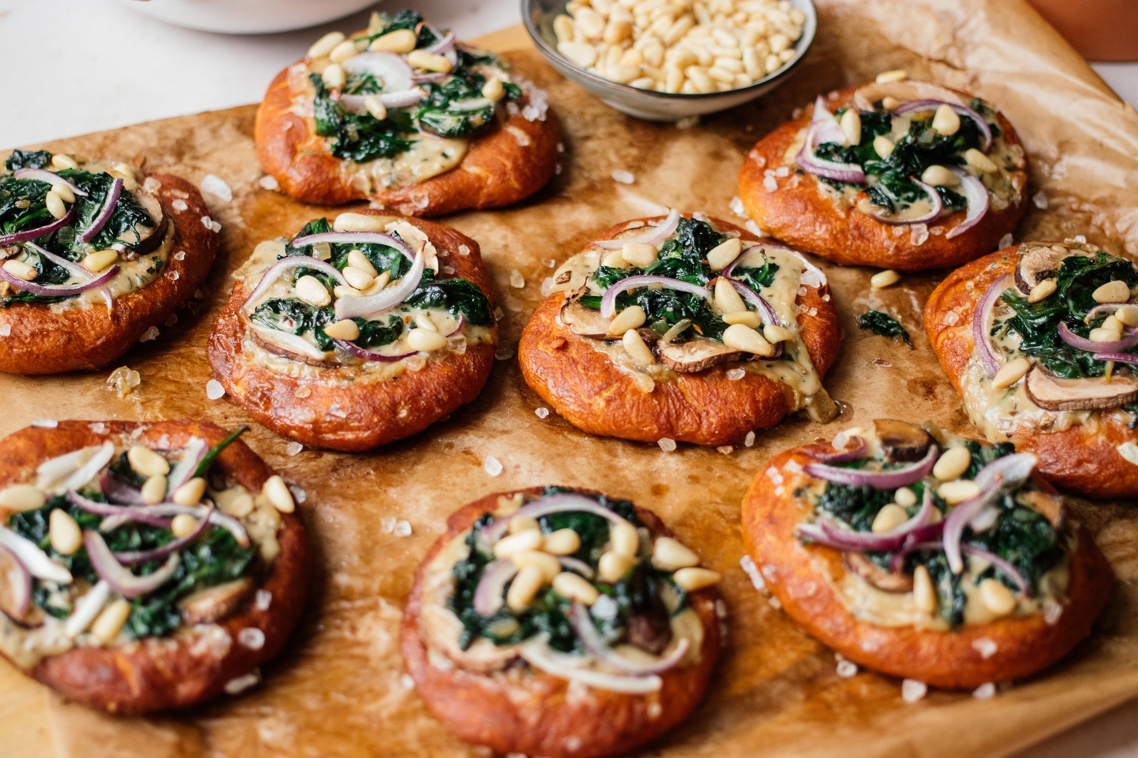 Vegane Brezel-Mini-Pizza mit Spinat