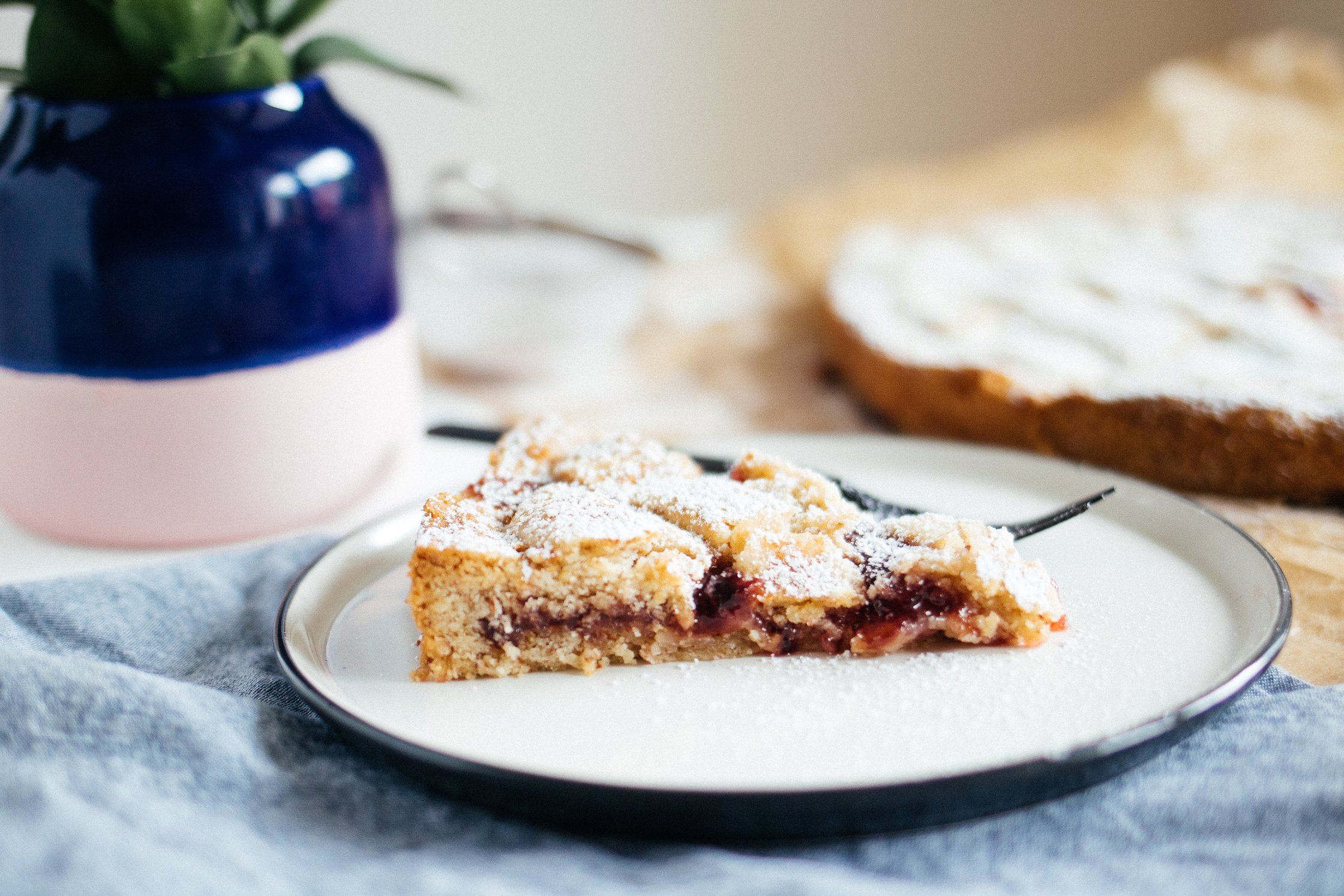 ein Stück vegane Linzer Torte