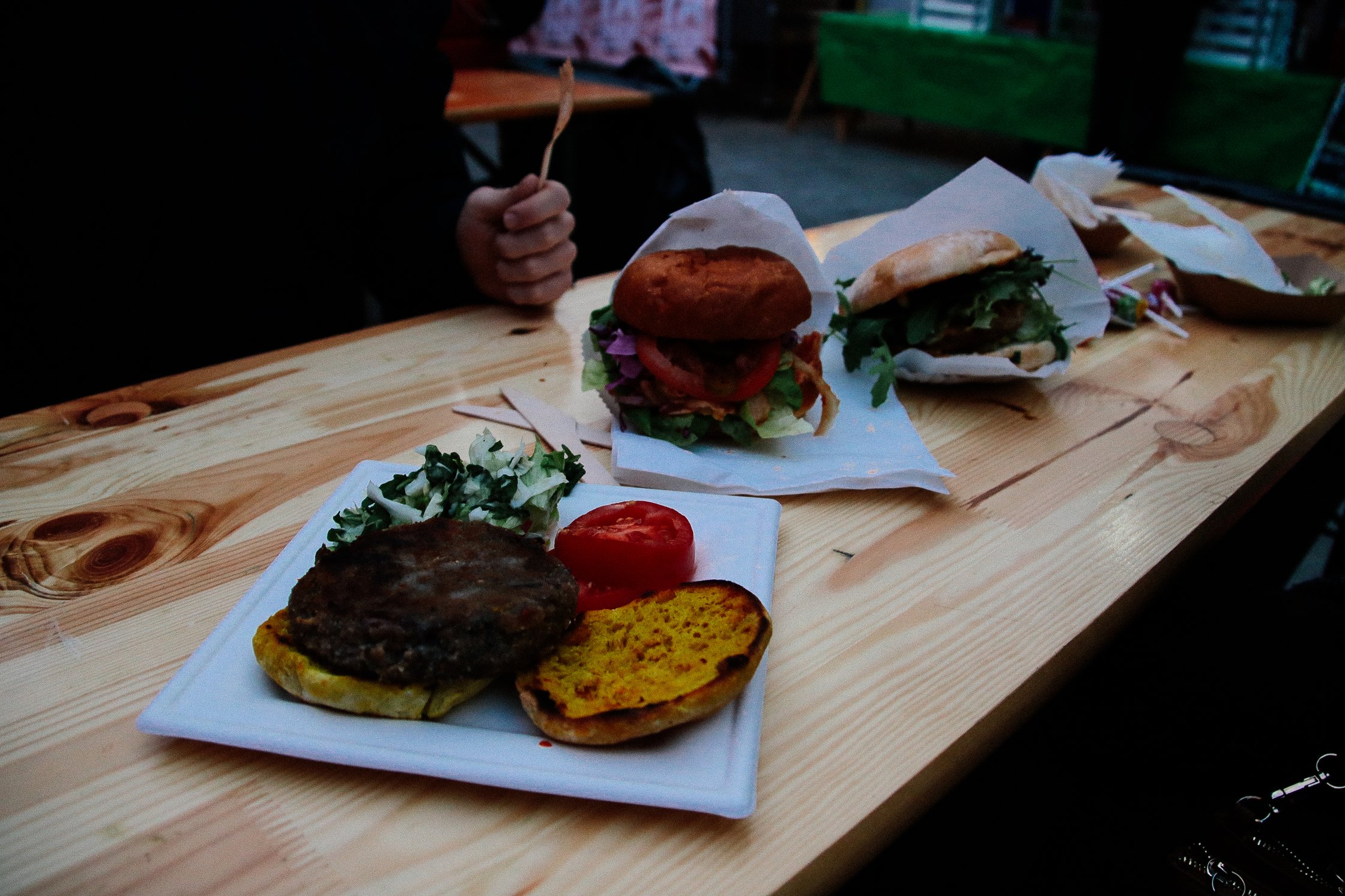 viele Burger auf einem Tisch