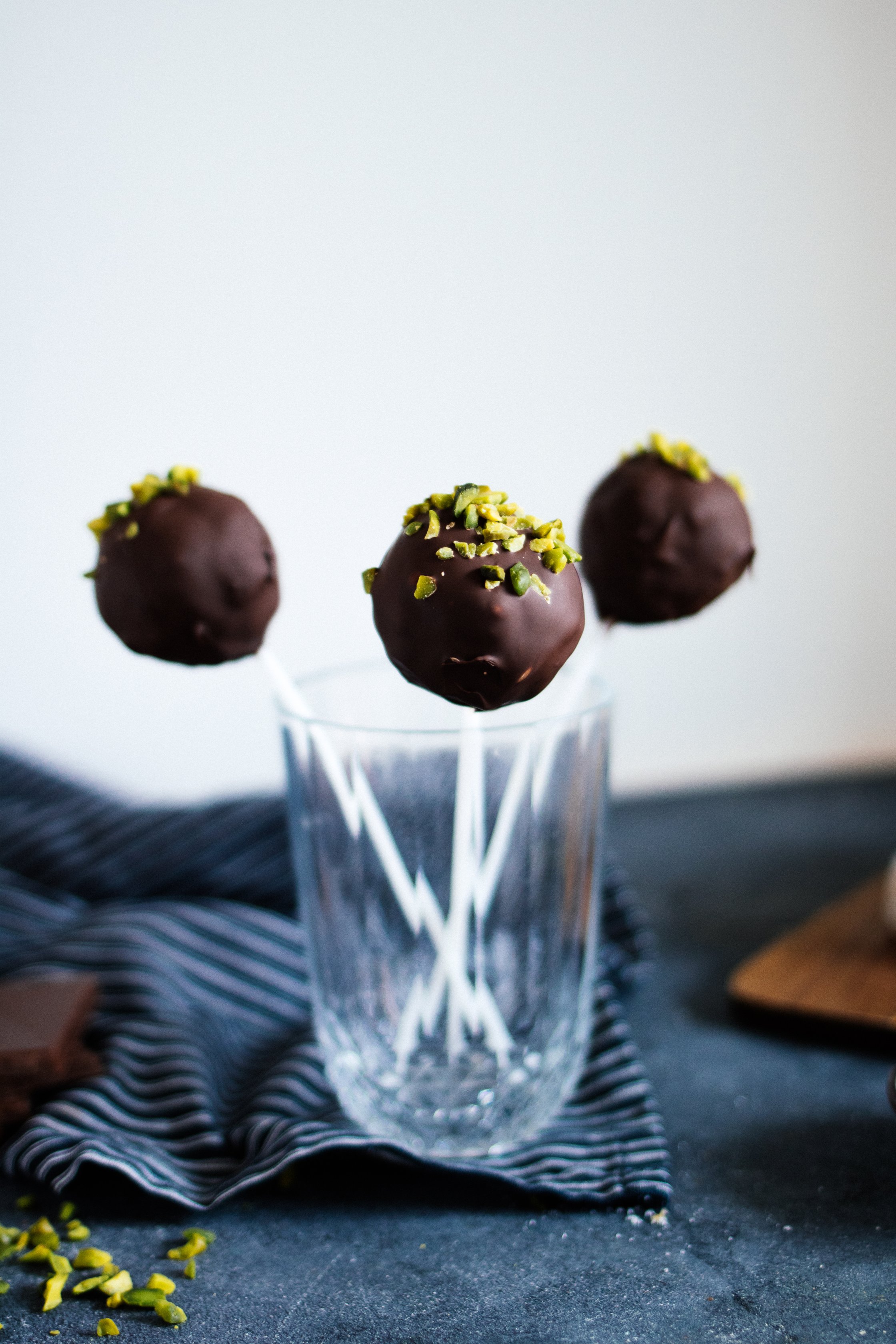 vegane Stollen Cake Pops mit Schokolade und Pistazien
