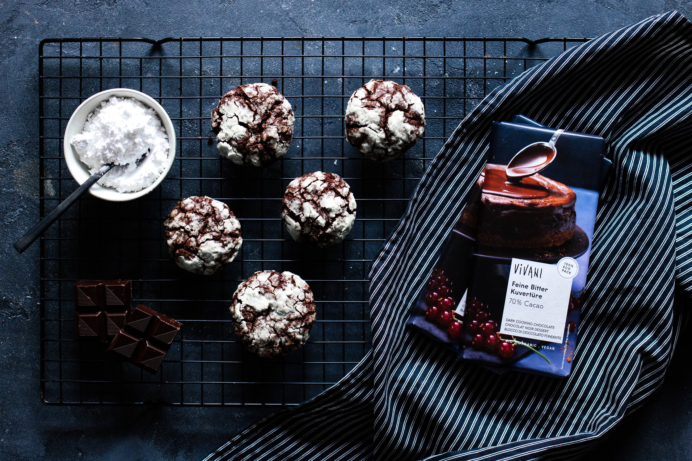 vegan crincle cookies with chocolate