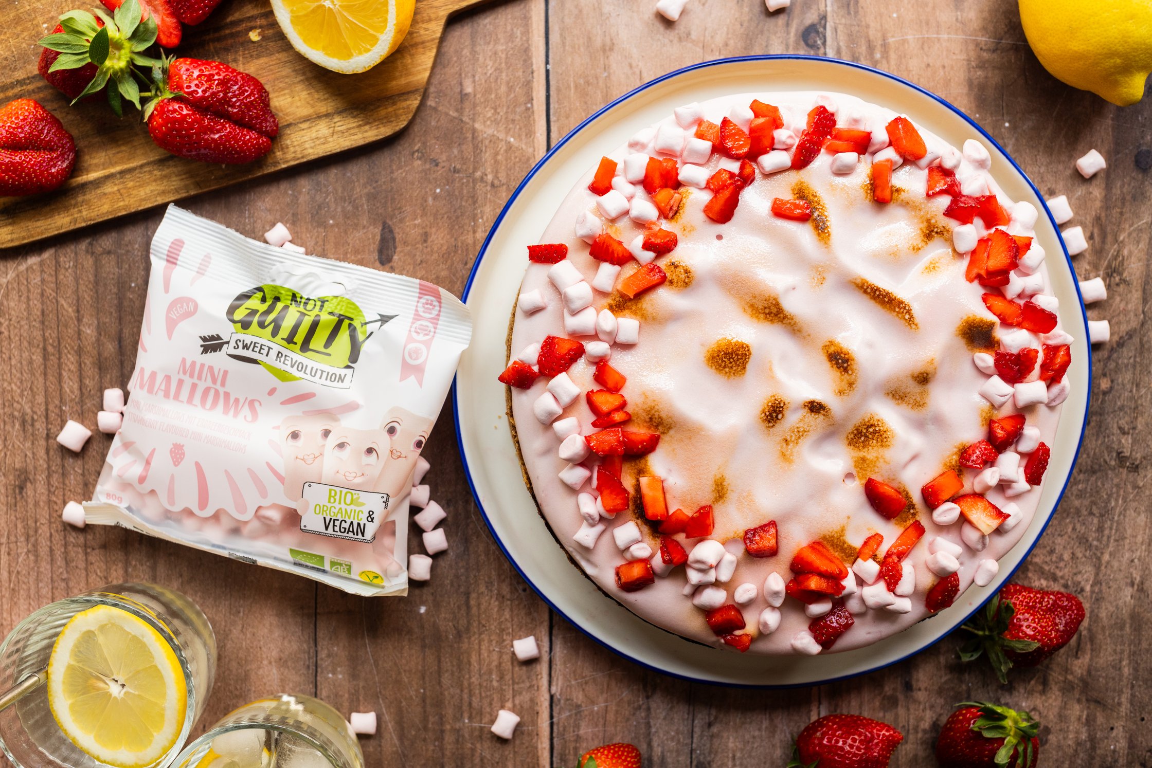 Here you can see the finished cake with a marshmallow bag and fruit.