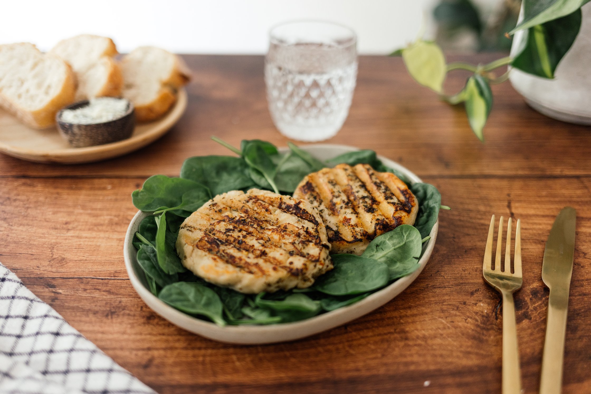 veganer Grillkäse auf einem Teller