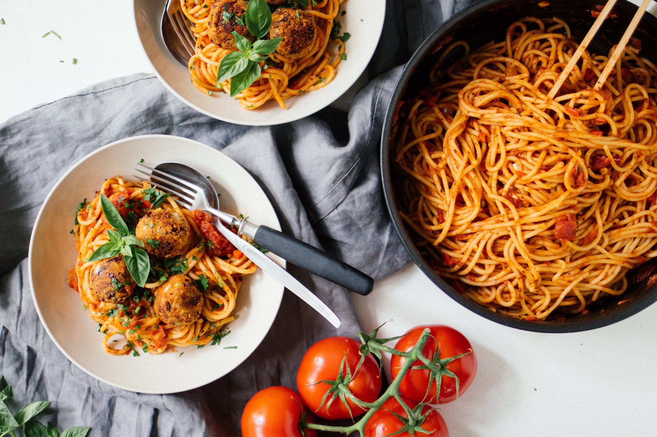 Eine große Pfanne mit veganer Pasta Polpetto