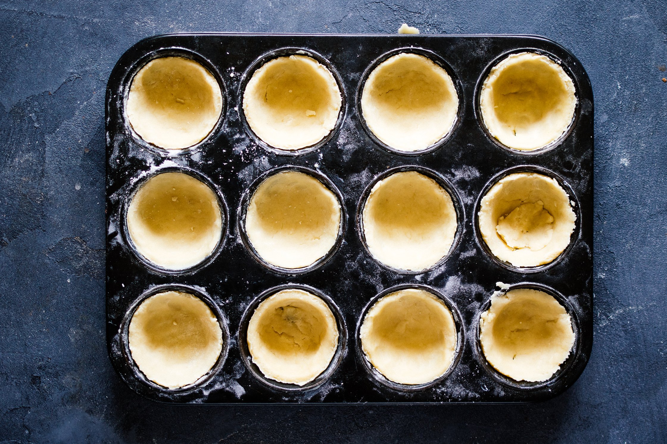 Teig in einer Muffinform
