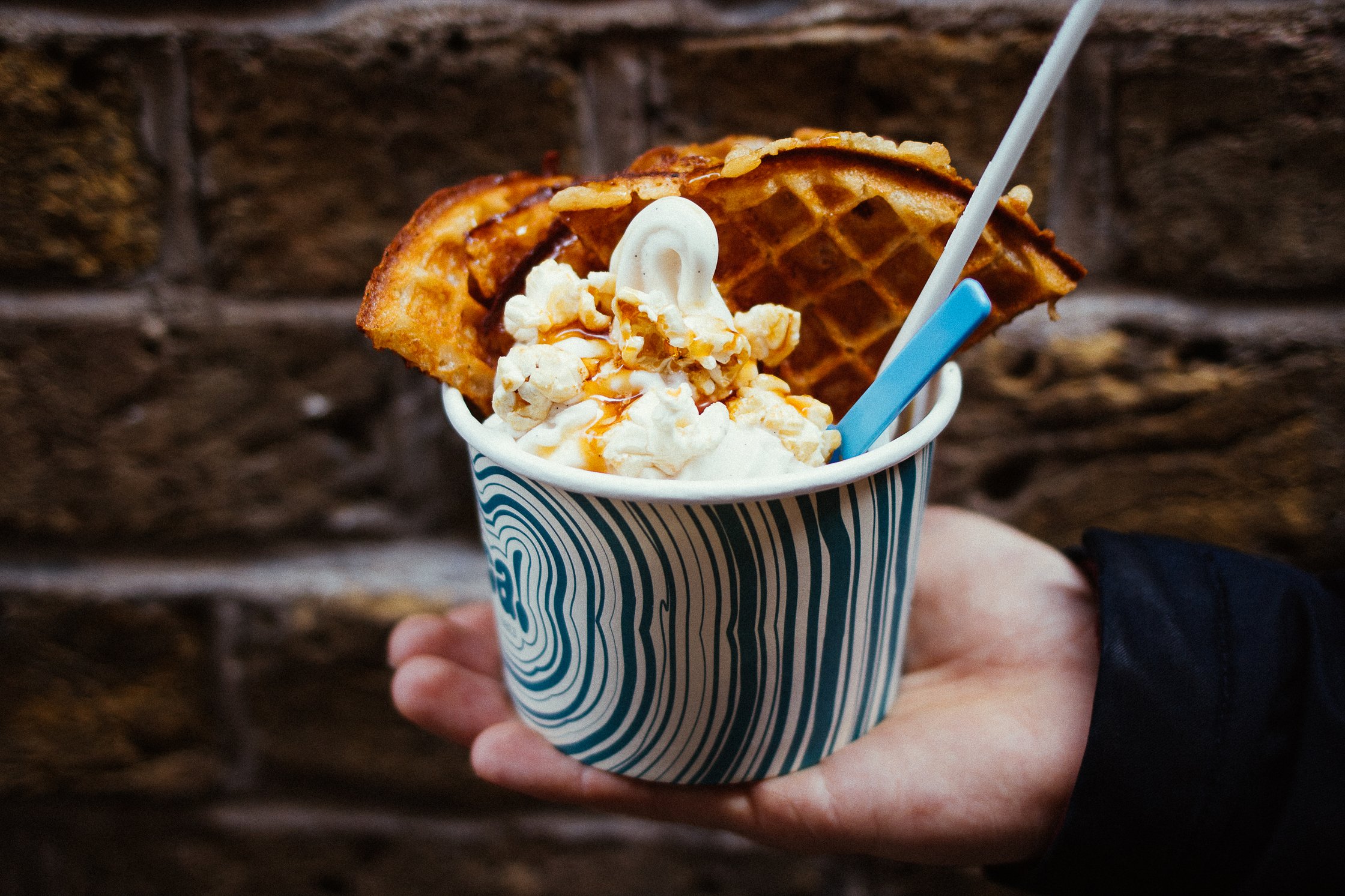 ein Becher gefüllt mit Soft Ice, Popcorn und Waffeln