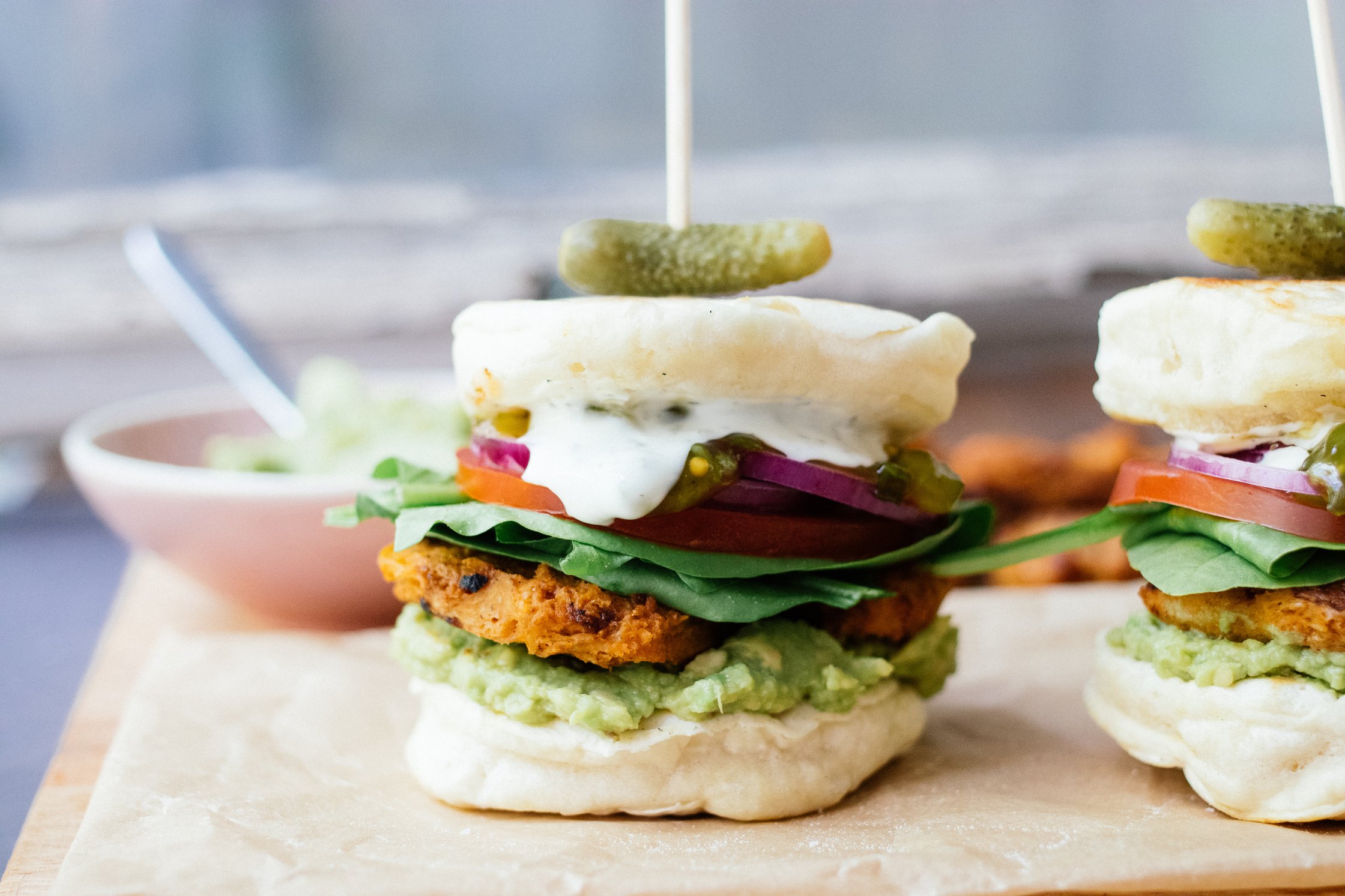 veganer burger mit pancakes