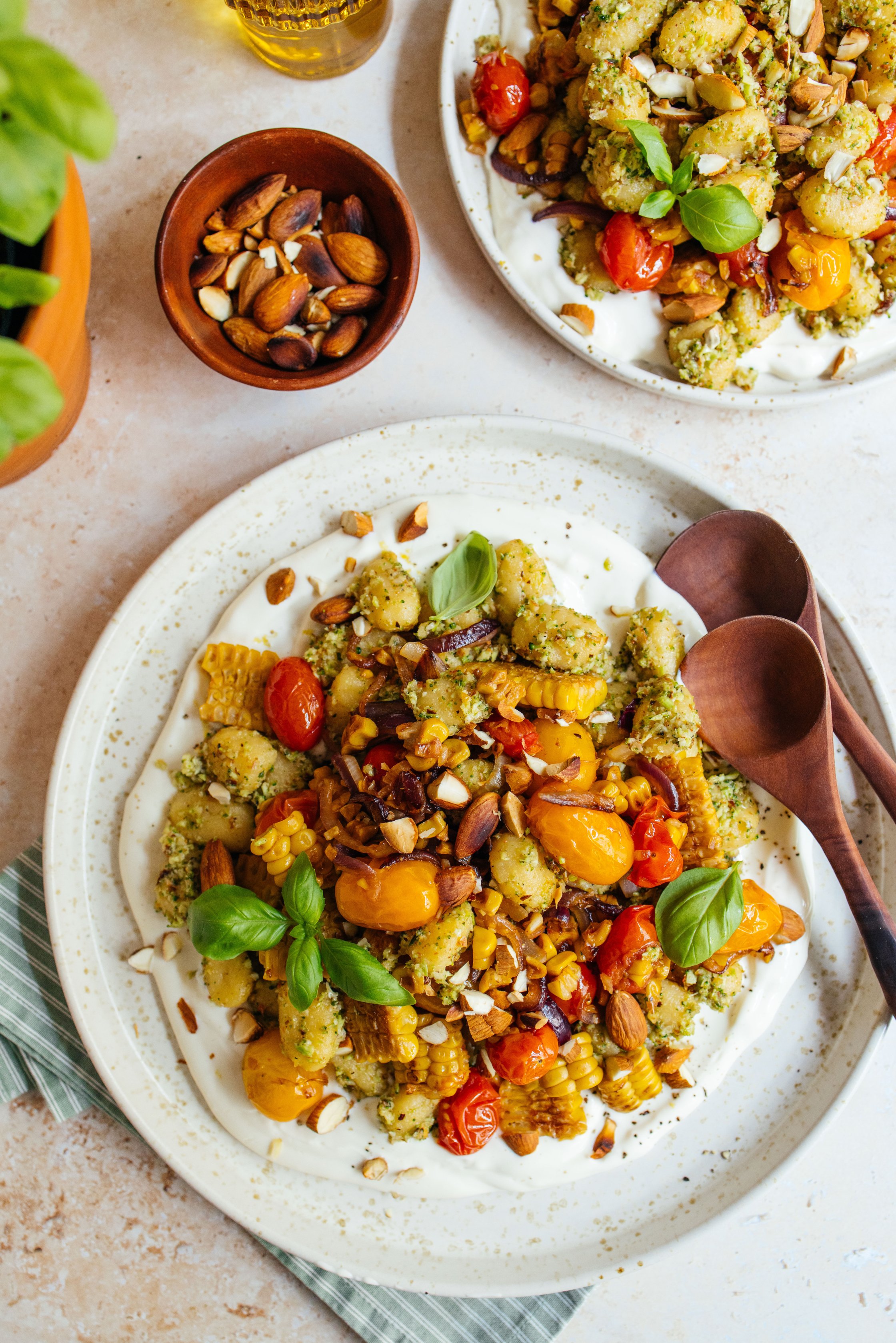 veganer Gnocchisalat mit Brokkolipesto angerichtet auf einem Teller