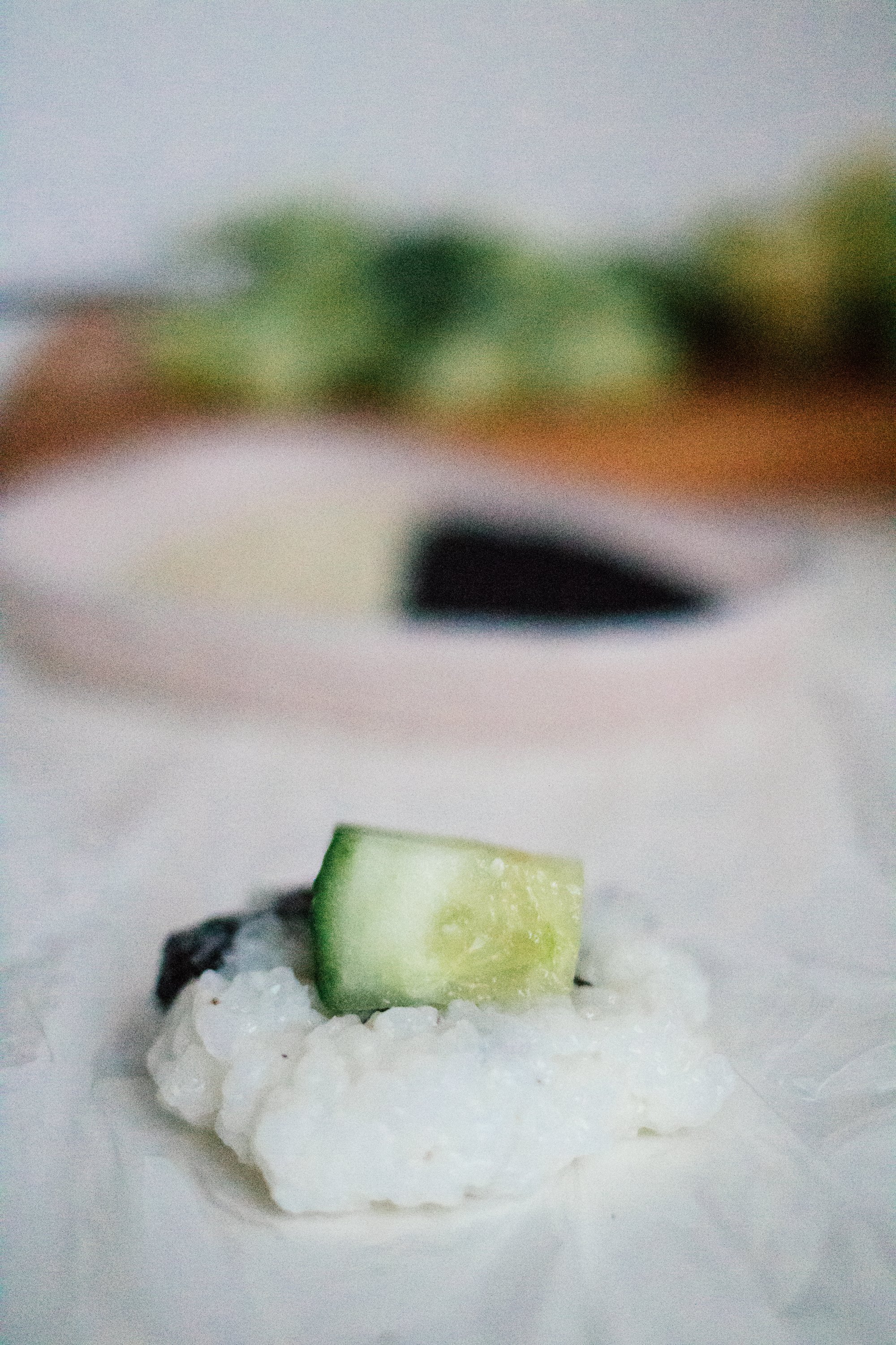 ein Onigiri wird mit Gurke gefüllt