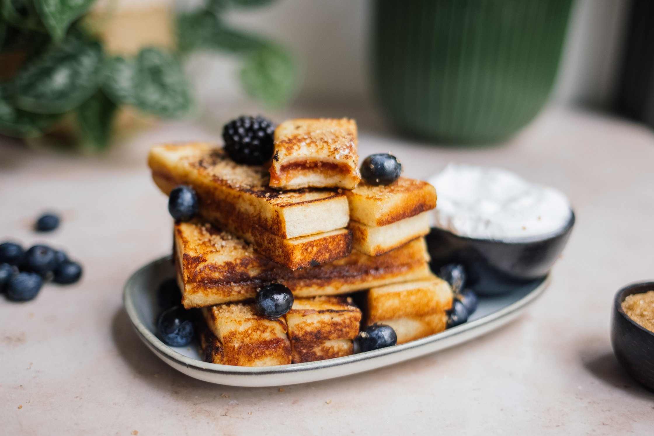 ein berg mit veganen french toast sticks