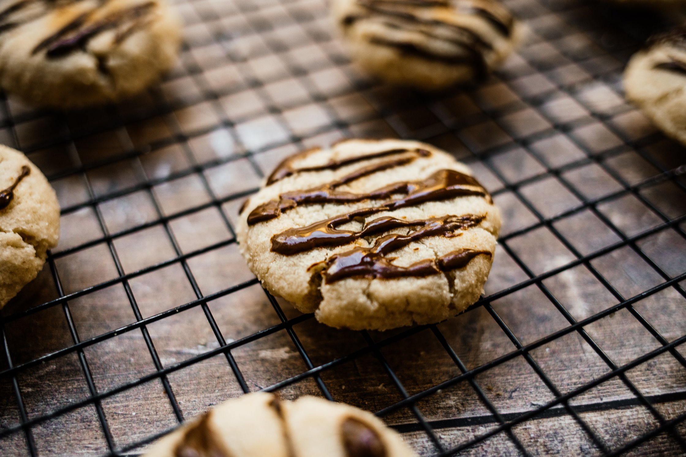 Nahaufnahme von einem veganen Cookie mit Schoko-Haselnuss-Mus